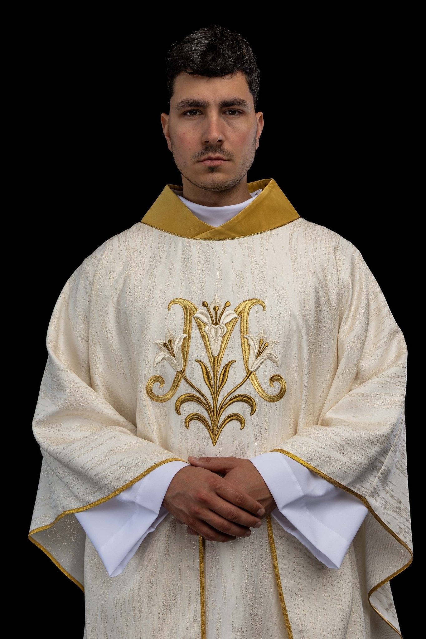 Ornat haftowany z motywem Maryjnym ecru - SZATYLITURGICZNE.PL