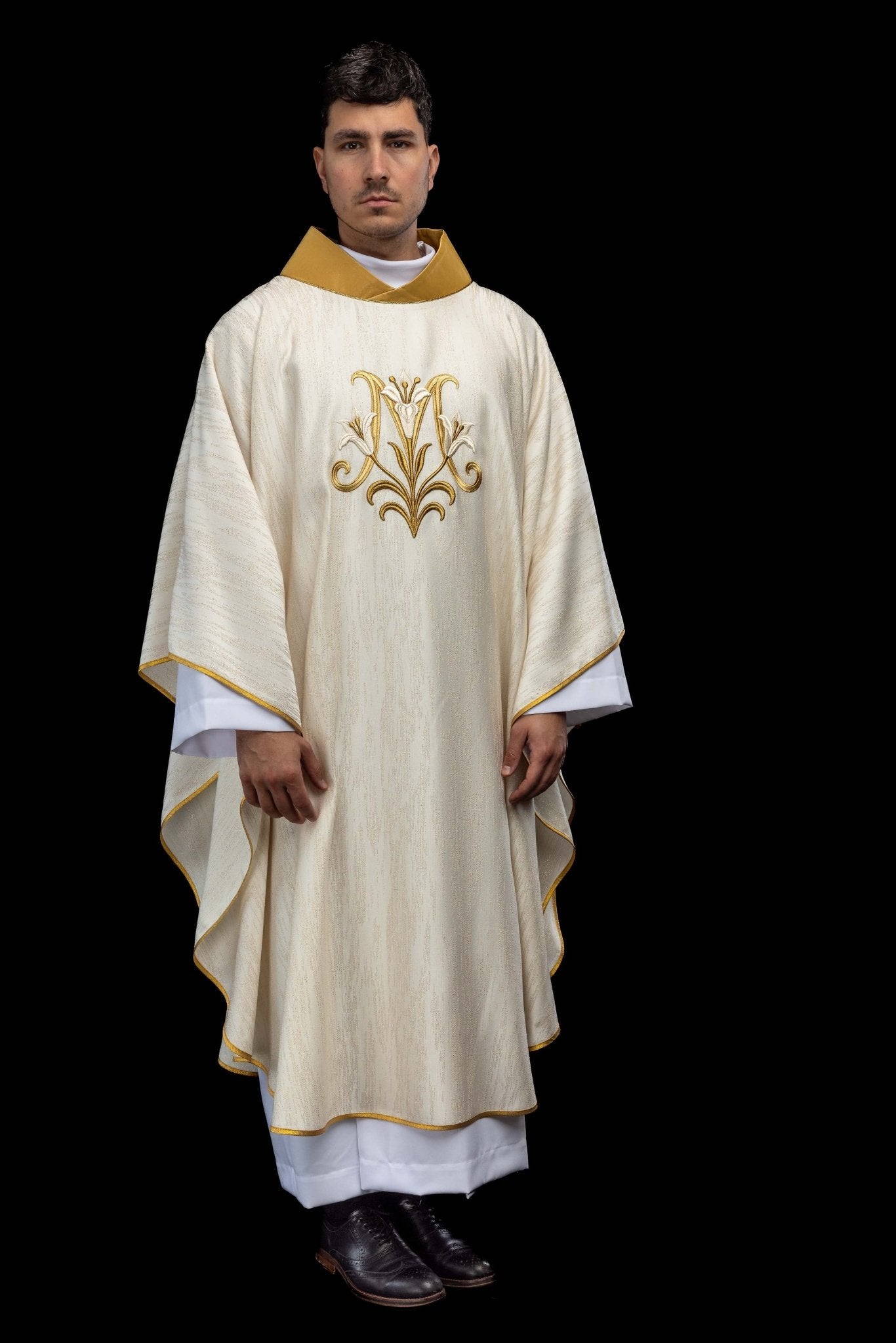 Ornat haftowany z motywem Maryjnym ecru - SZATYLITURGICZNE.PL