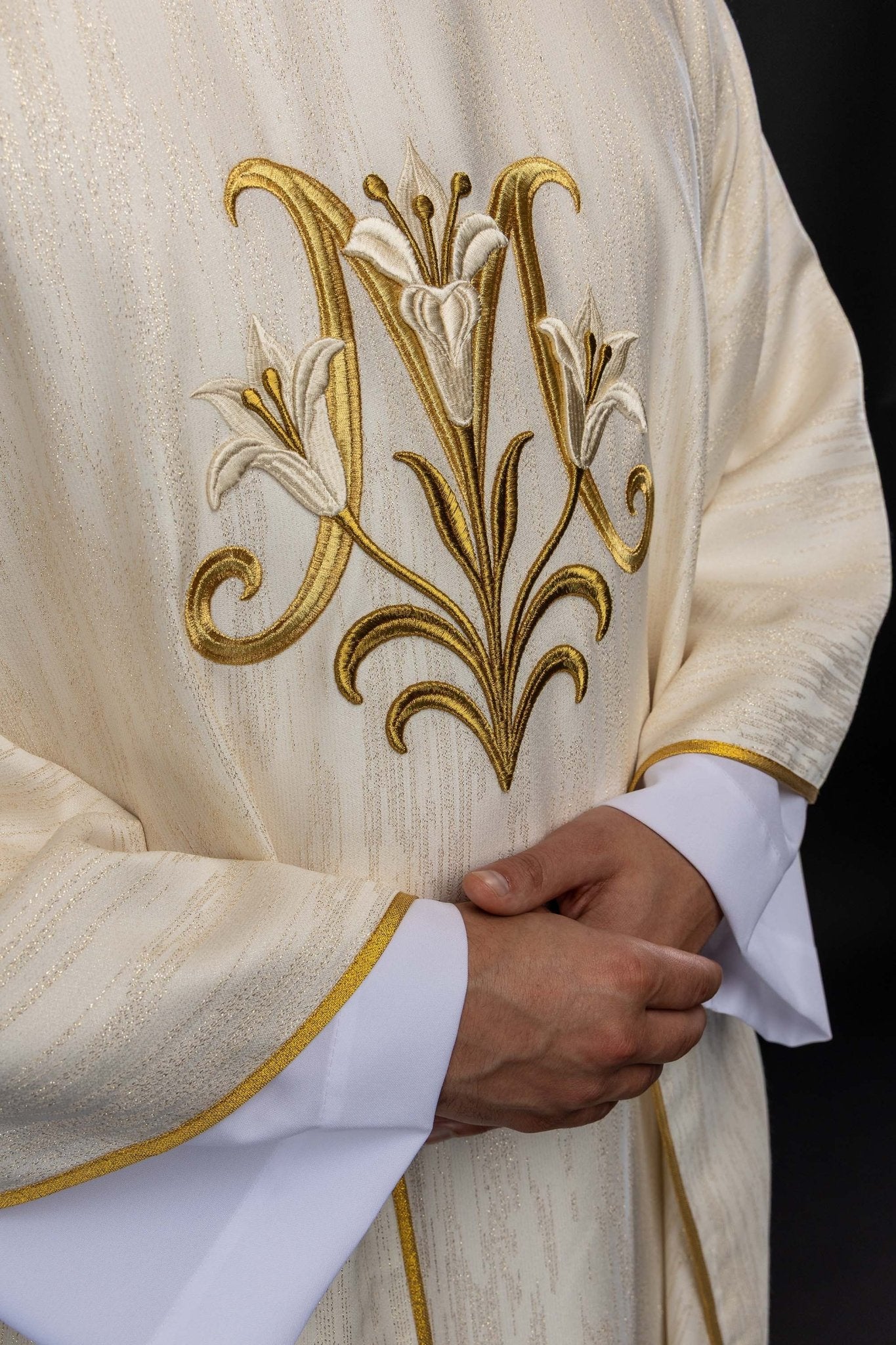 Ornat haftowany z motywem Maryjnym ecru - SZATYLITURGICZNE.PL
