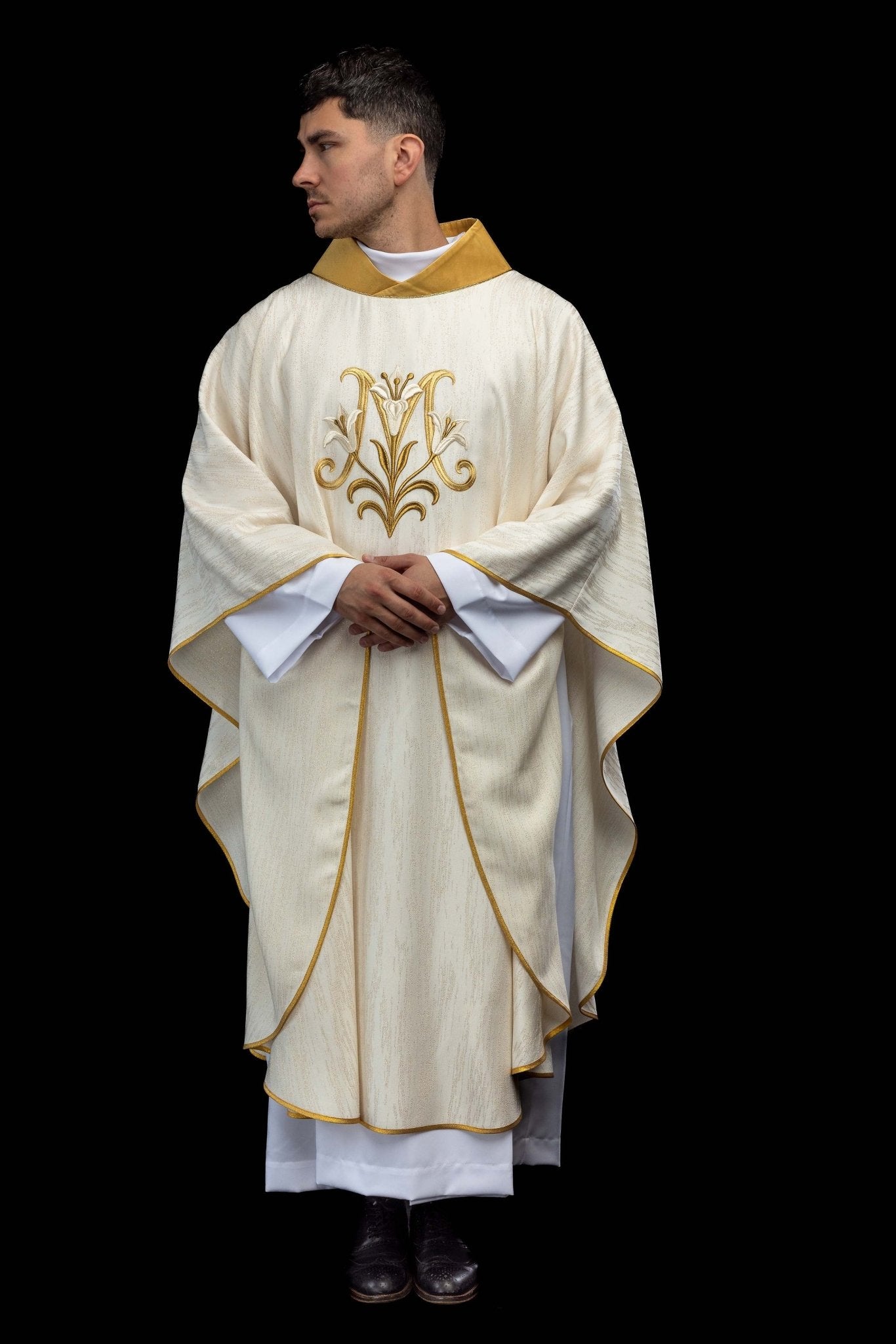Ornat haftowany z motywem Maryjnym ecru - SZATYLITURGICZNE.PL
