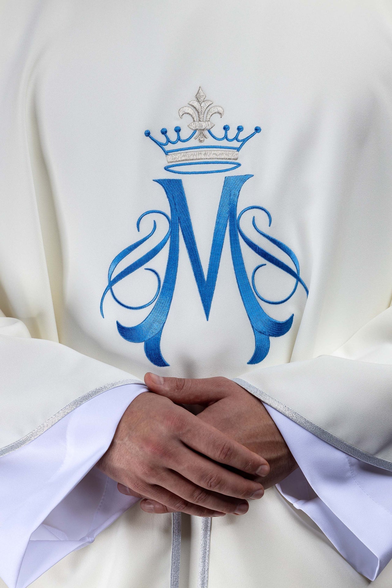 Ornat haftowany z motywem Maryjnym ecru - SZATYLITURGICZNE.PL