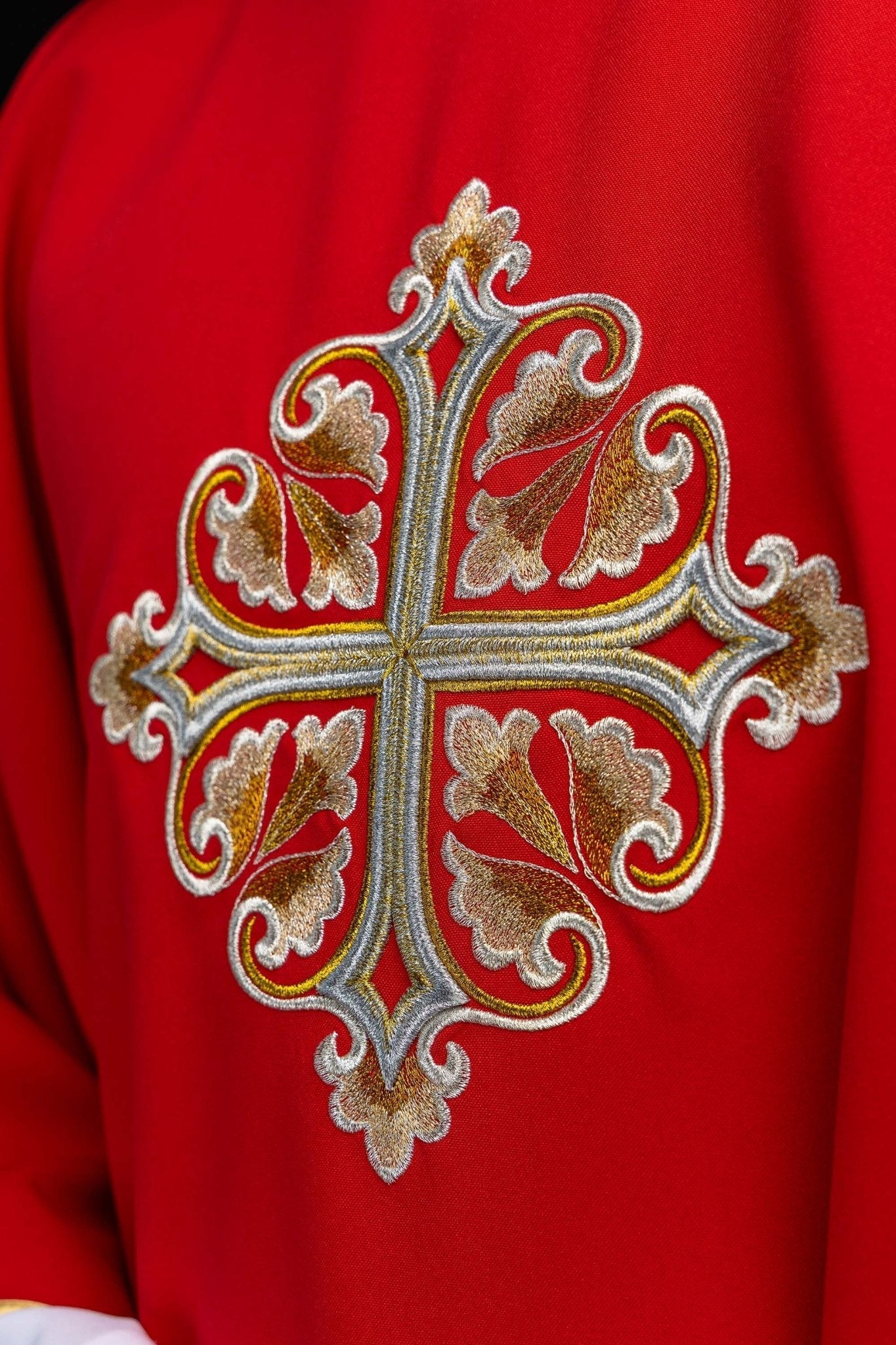 Ornat haftowany z ozdobionym krzyżem i szerokim kołnierzem czerwony - SZATYLITURGICZNE.PL