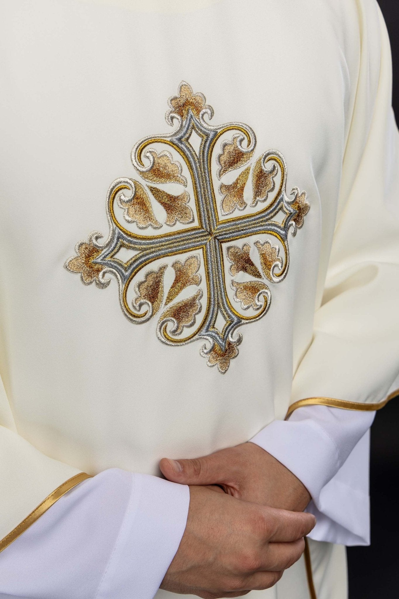 Ornat haftowany z ozdobionym krzyżem i szerokim kołnierzem ecru - SZATYLITURGICZNE.PL