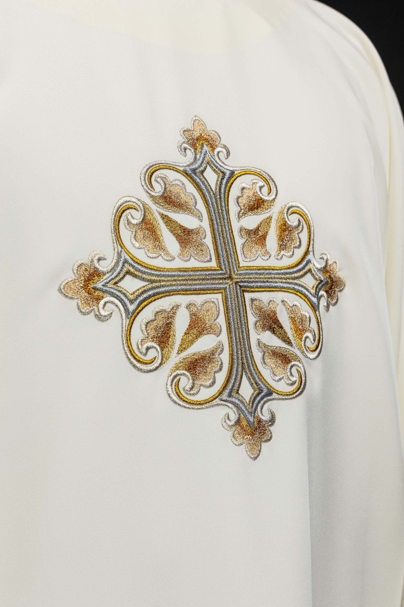 Ornat haftowany z ozdobionym krzyżem i szerokim kołnierzem ecru - SZATYLITURGICZNE.PL