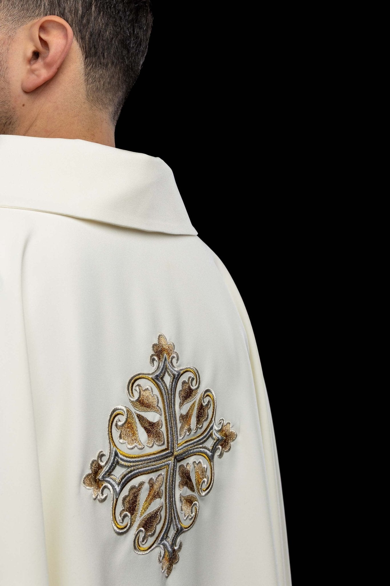 Ornat haftowany z ozdobionym krzyżem i szerokim kołnierzem ecru - SZATYLITURGICZNE.PL