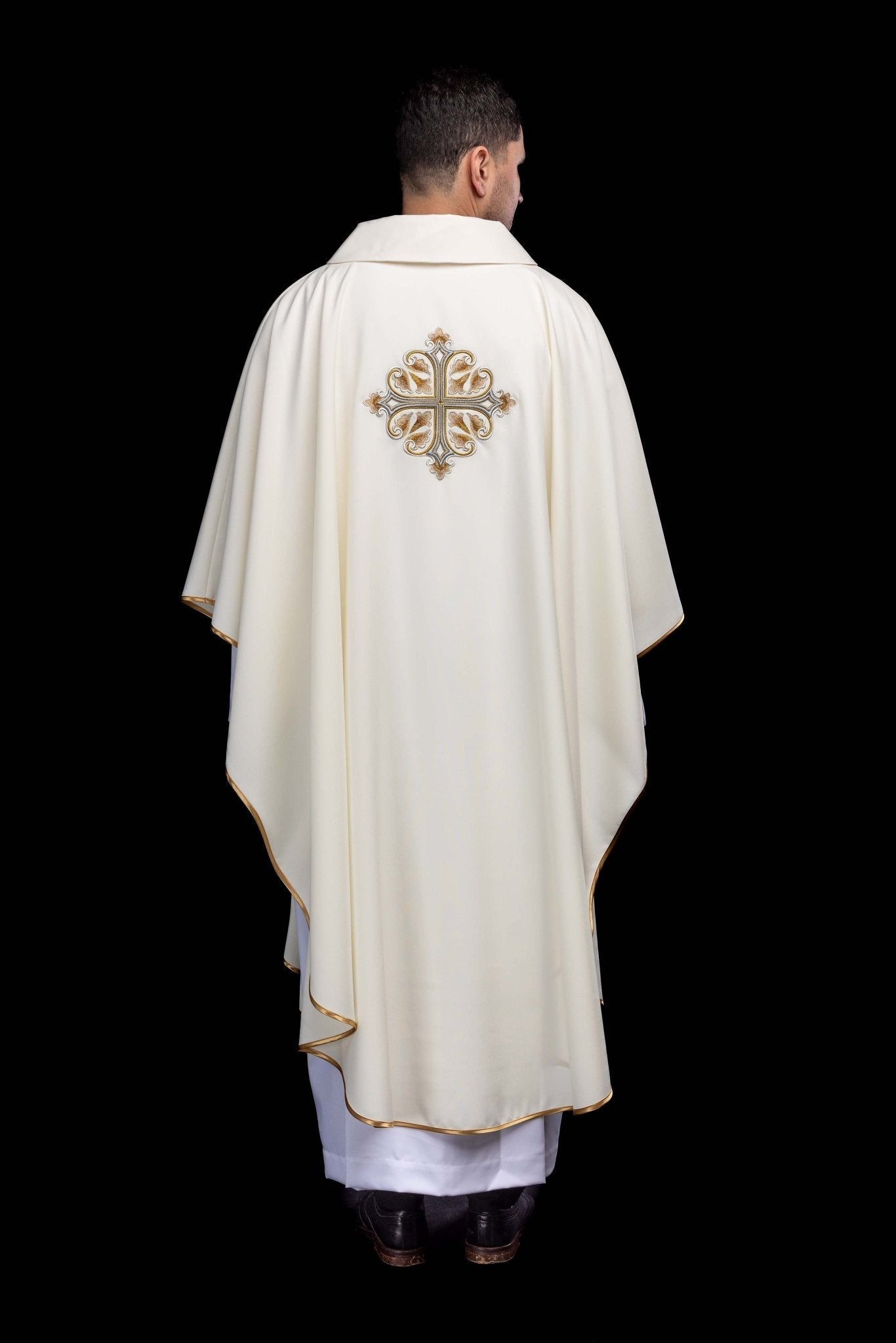 Ornat haftowany z ozdobionym krzyżem i szerokim kołnierzem ecru - SZATYLITURGICZNE.PL