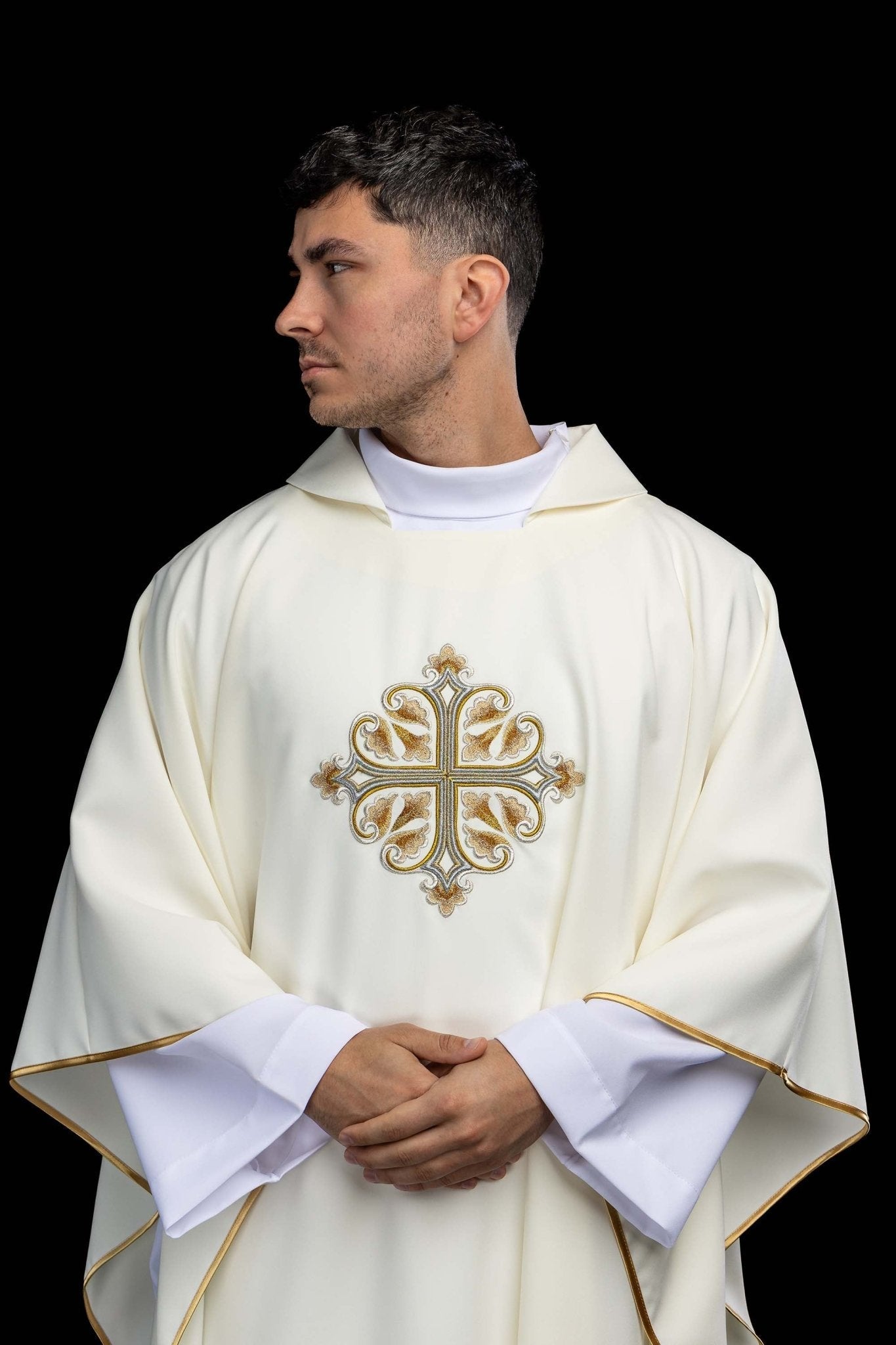 Ornat haftowany z ozdobionym krzyżem i szerokim kołnierzem ecru - SZATYLITURGICZNE.PL