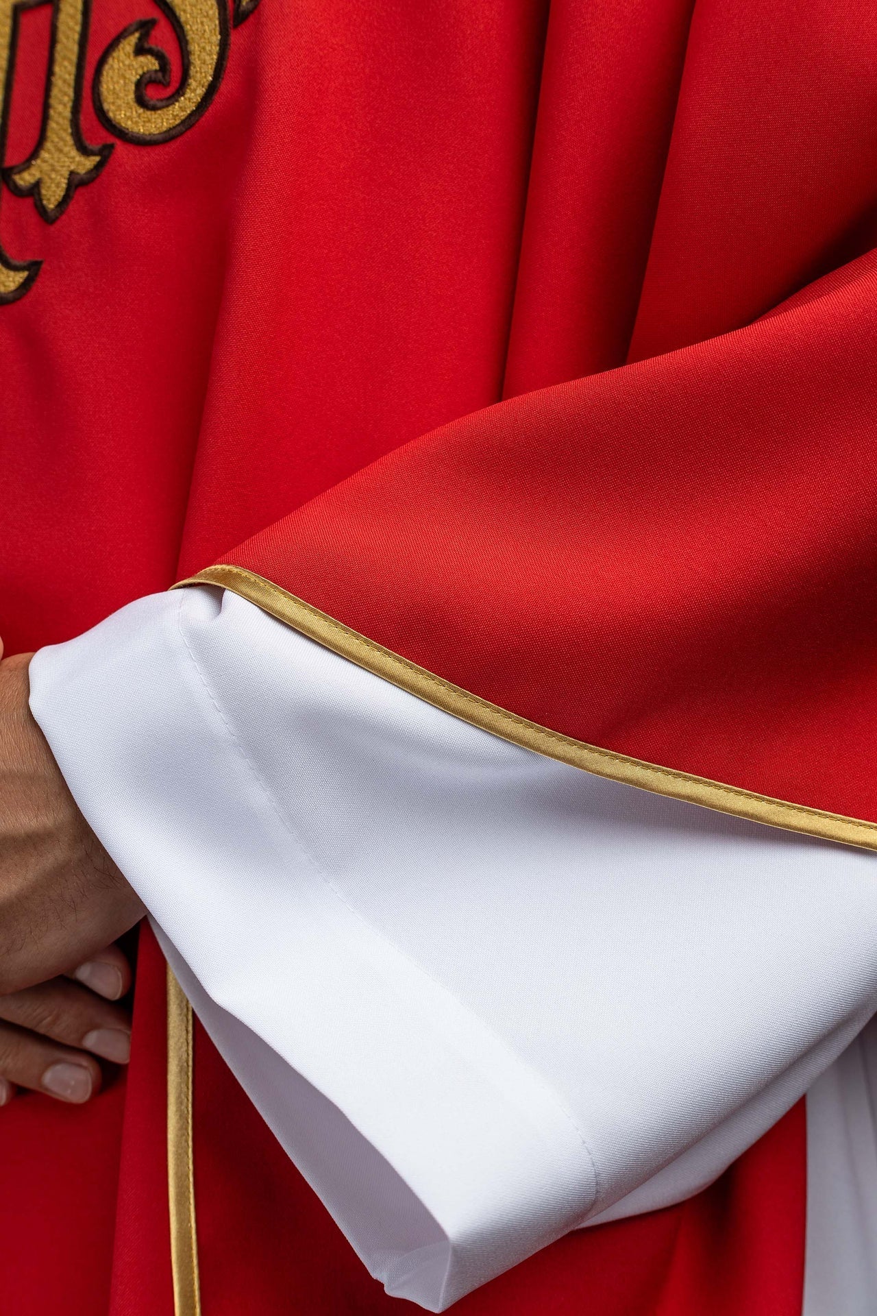 Ornat haftowany z symbolem JHS i szerokim kołnierzem czerwony - SZATYLITURGICZNE.PL