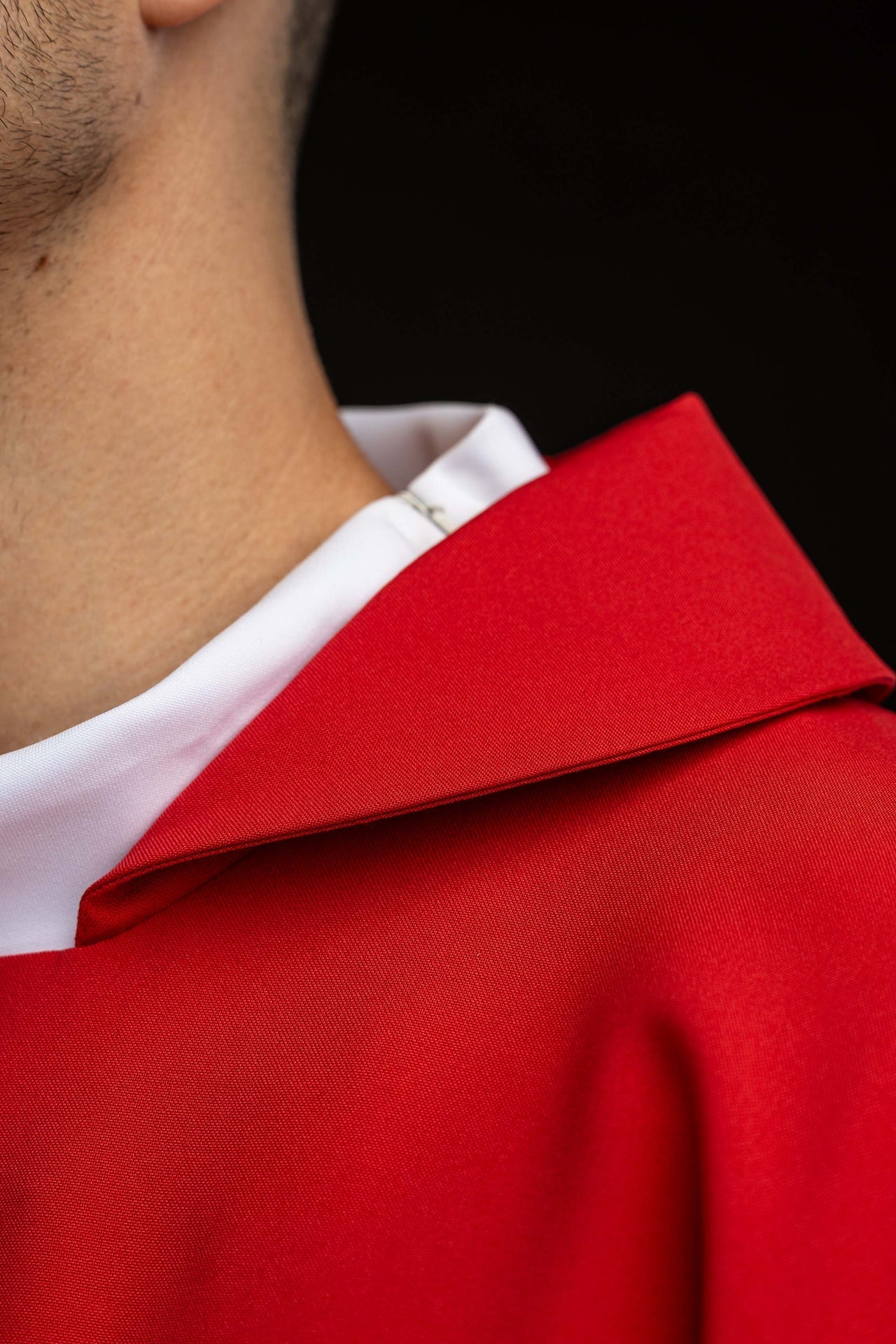 Ornat haftowany z symbolem JHS i szerokim kołnierzem czerwony - SZATYLITURGICZNE.PL