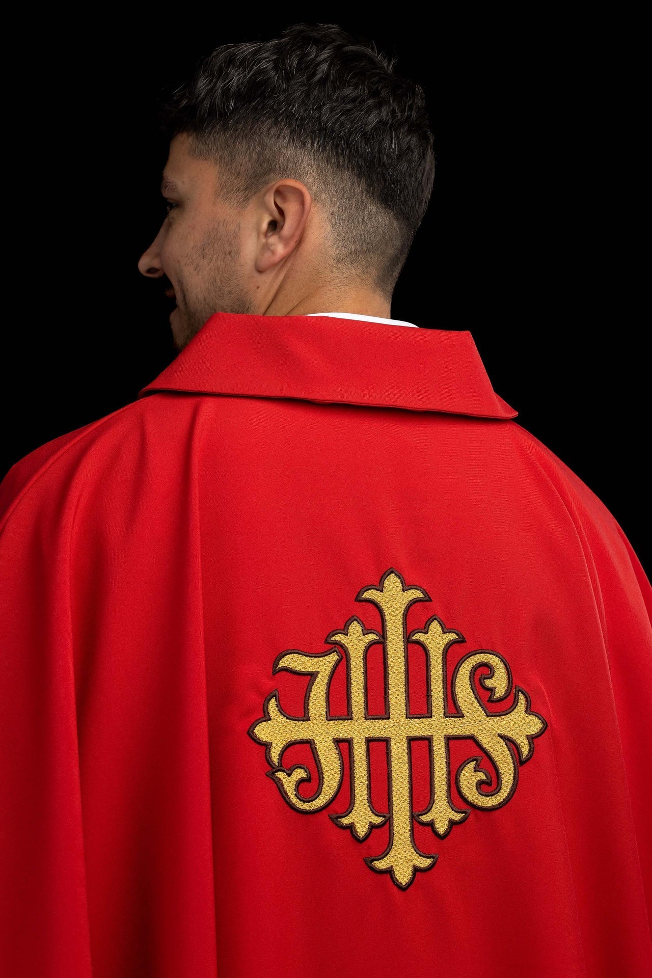 Ornat haftowany z symbolem JHS i szerokim kołnierzem czerwony - SZATYLITURGICZNE.PL