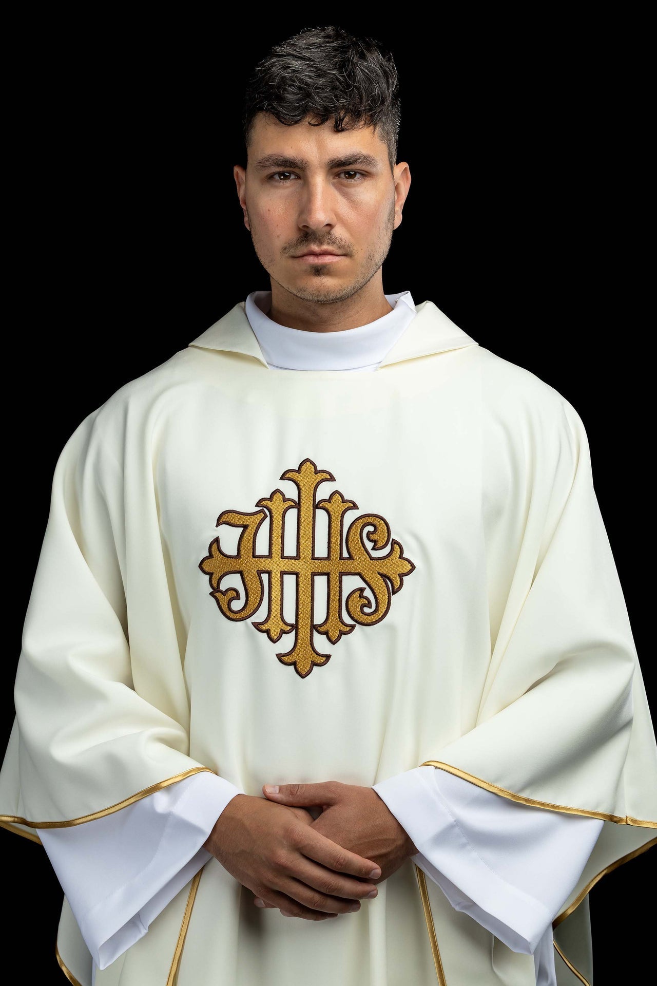 Ornat haftowany z symbolem JHS i szerokim kołnierzem ecru - SZATYLITURGICZNE.PL