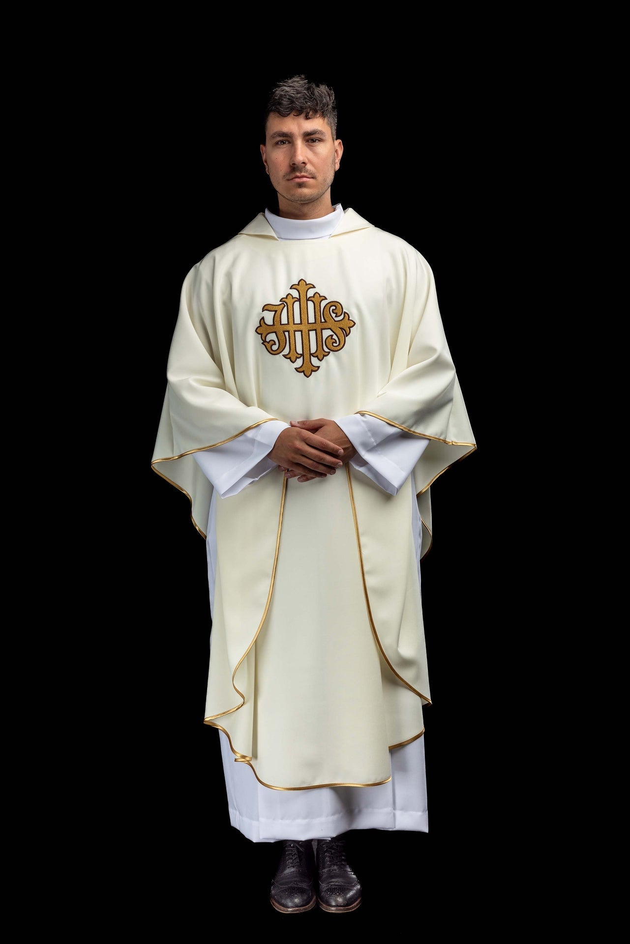 Ornat haftowany z symbolem JHS i szerokim kołnierzem ecru - SZATYLITURGICZNE.PL