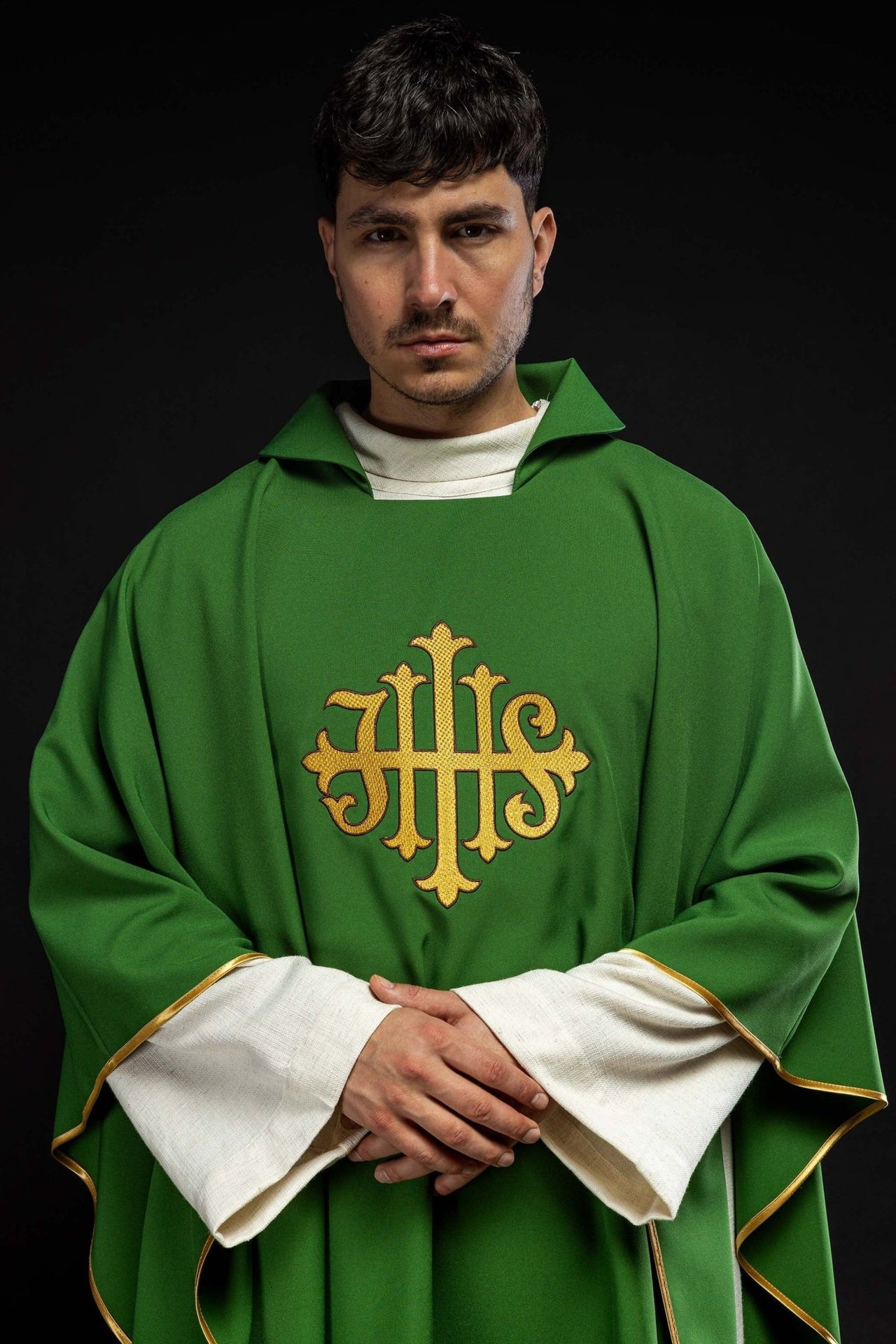 Ornat haftowany z symbolem JHS i szerokim kołnierzem zielony