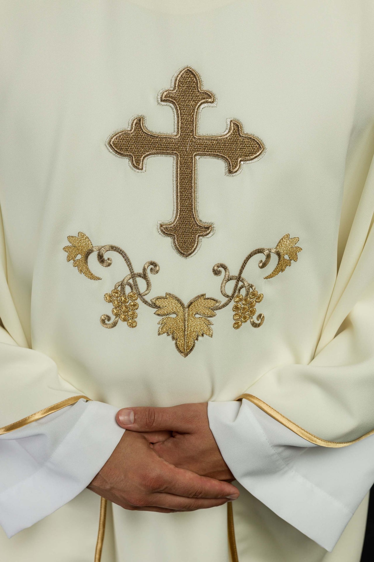 Ornat haftowany z symbolem krzyża i szerokim kołnierzem ecru - SZATYLITURGICZNE.PL