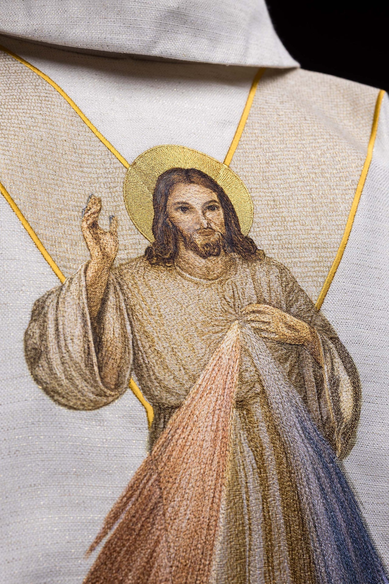 Ornat haftowany z wizerunkiem Jezusa Miłosiernego ecru - SZATYLITURGICZNE.PL