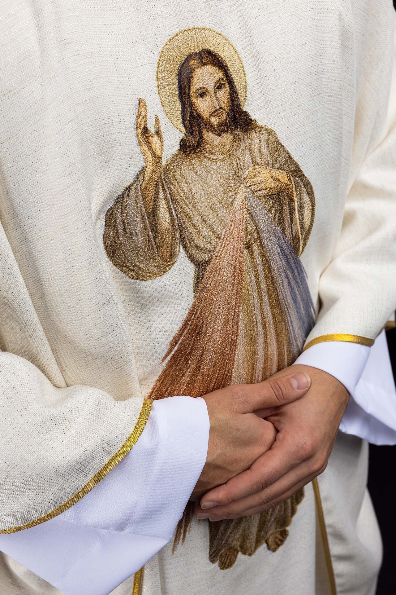 Ornat haftowany z wizerunkiem Jezusa Miłosiernego ecru - SZATYLITURGICZNE.PL