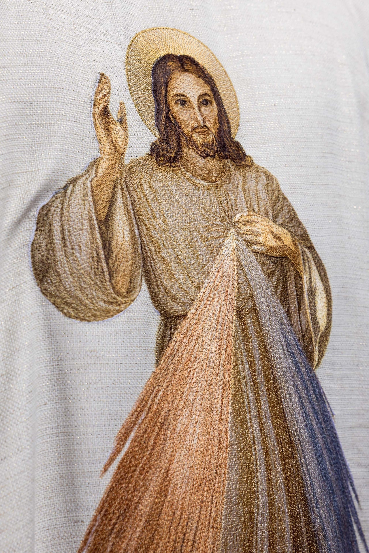 Ornat haftowany z wizerunkiem Jezusa Miłosiernego ecru - SZATYLITURGICZNE.PL