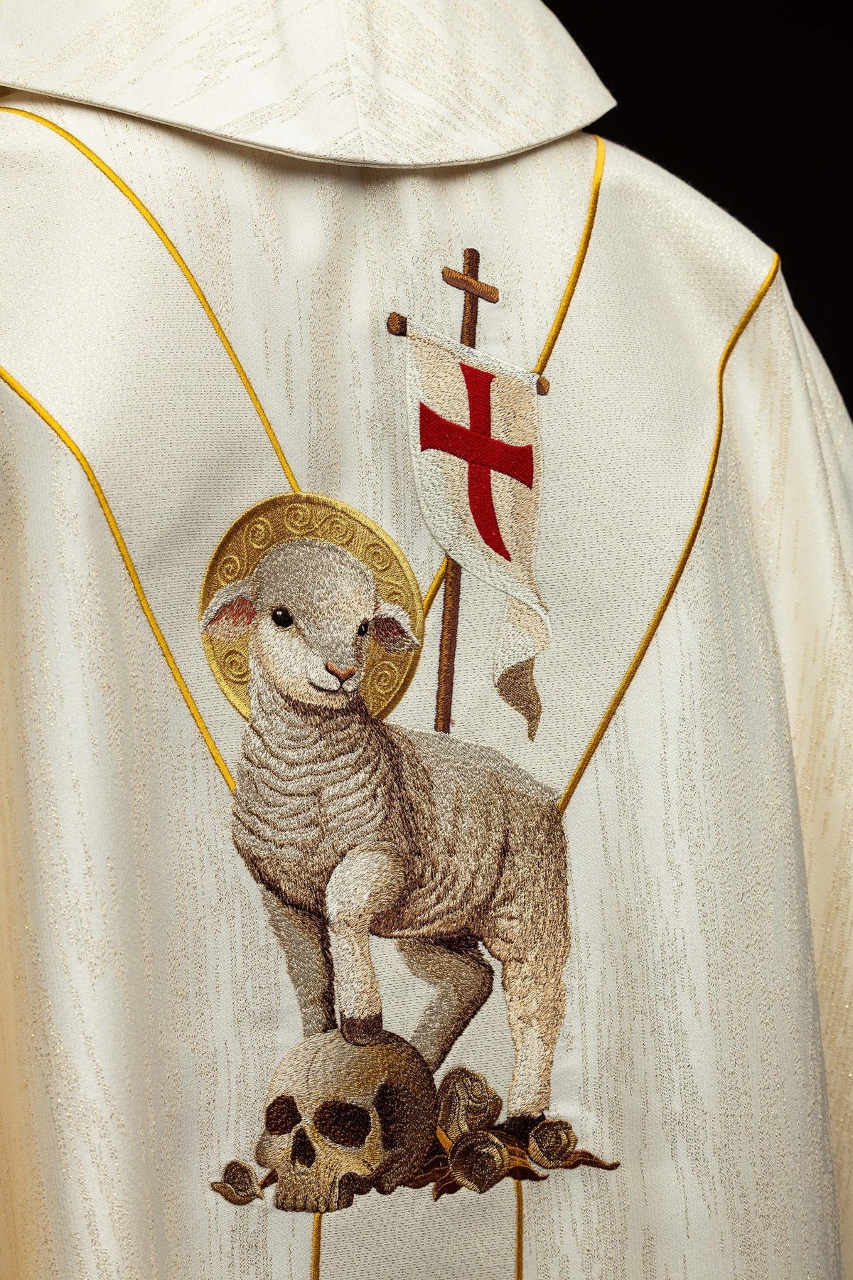 Ornat haftowany z wizerunkiem Jezusa Zmartwychwstałego i Baranka Wielkanocnego - SZATYLITURGICZNE.PL
