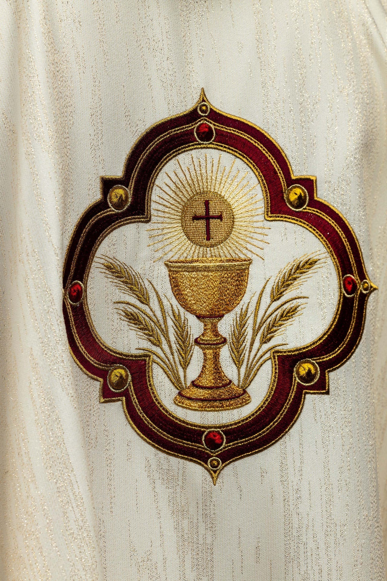 Ornat haftowany z wizerunkiem Serca Pana Jezusa i Kielicha eucharystycznego - SZATYLITURGICZNE.PL