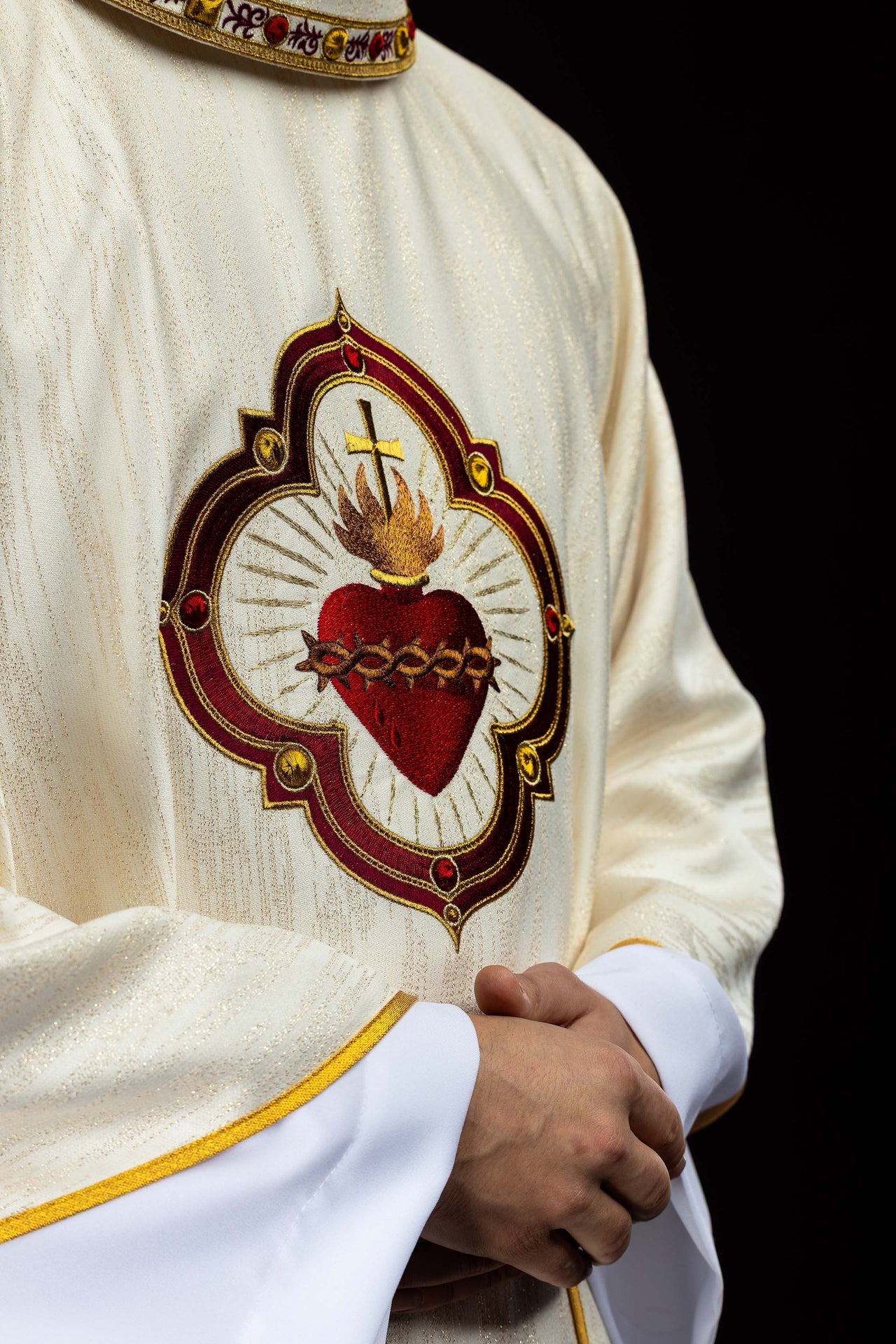 Ornat haftowany z wizerunkiem Serca Pana Jezusa i Kielicha eucharystycznego - SZATYLITURGICZNE.PL