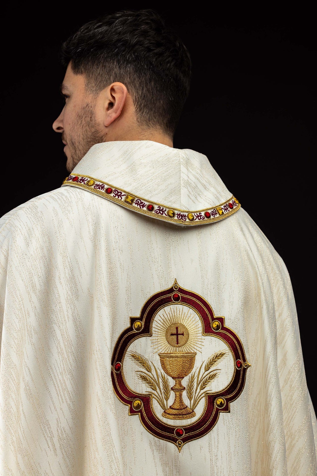 Ornat haftowany z wizerunkiem Serca Pana Jezusa i Kielicha eucharystycznego - SZATYLITURGICZNE.PL