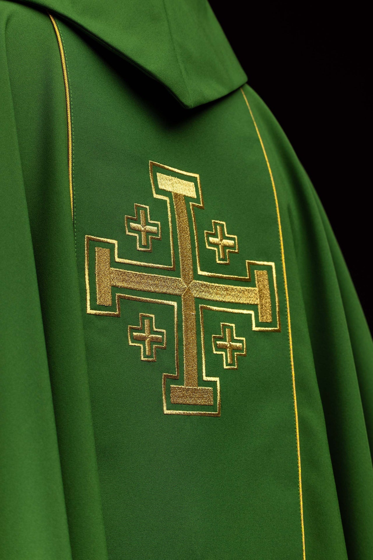 Ornat haftowany zielony z pasem krzyże jerozolimskie - SZATYLITURGICZNE.PL