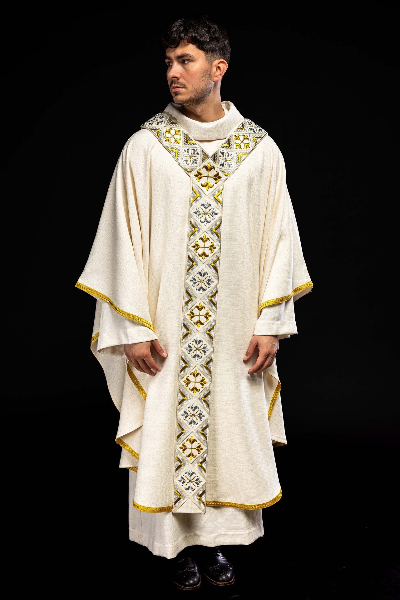 Ornat Kremowy z Pasem Złoto - Srebrnym - Komplet Liturgiczny - SZATYLITURGICZNE.PL