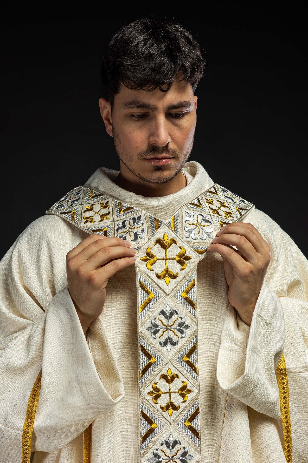 Ornat Kremowy z Pasem Złoto - Srebrnym - Komplet Liturgiczny - SZATYLITURGICZNE.PL