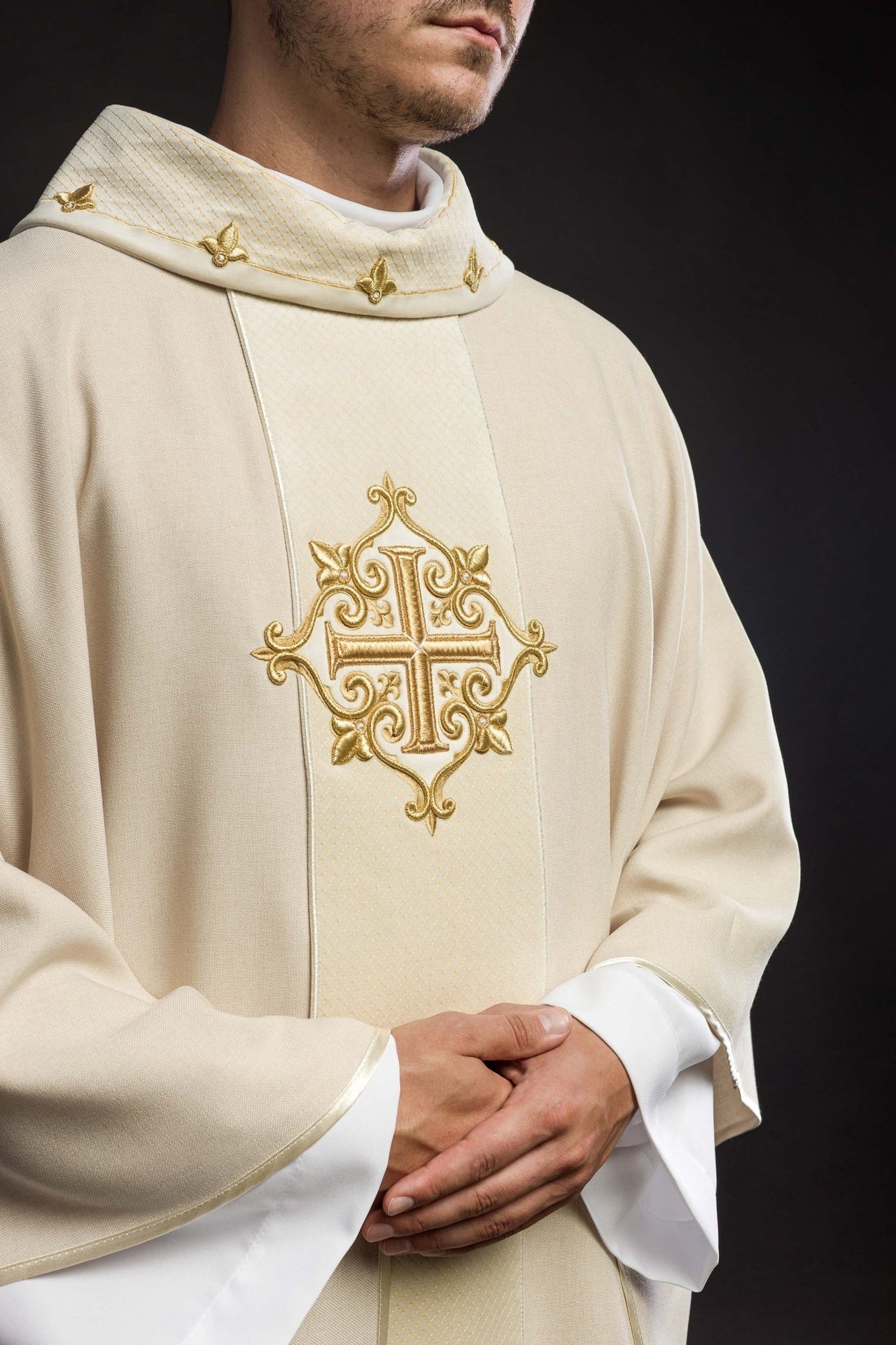 Ornat Liturgiczny Aksamitny Ecru Krzyż - Polski Haft - SZATYLITURGICZNE.PL