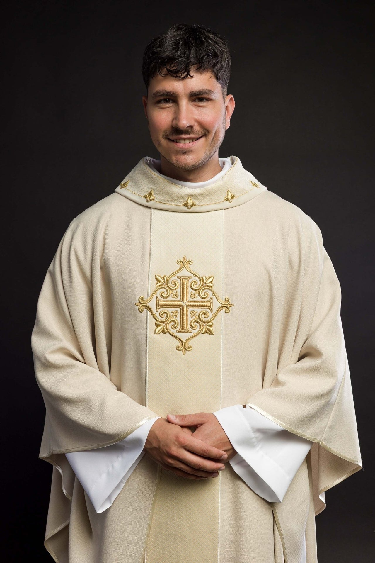Ornat Liturgiczny Aksamitny Ecru Krzyż - Polski Haft - SZATYLITURGICZNE.PL