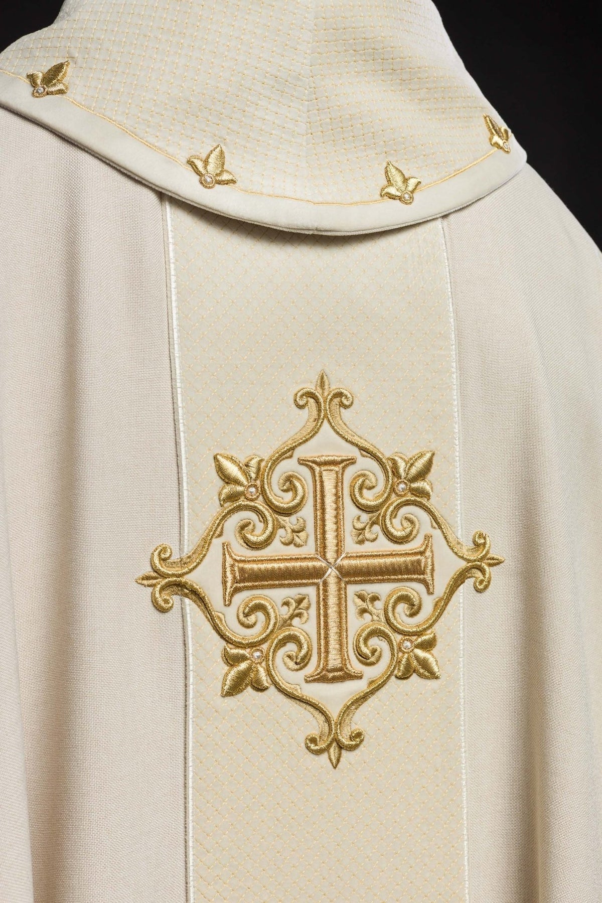 Ornat Liturgiczny Aksamitny Ecru Krzyż - Polski Haft - SZATYLITURGICZNE.PL