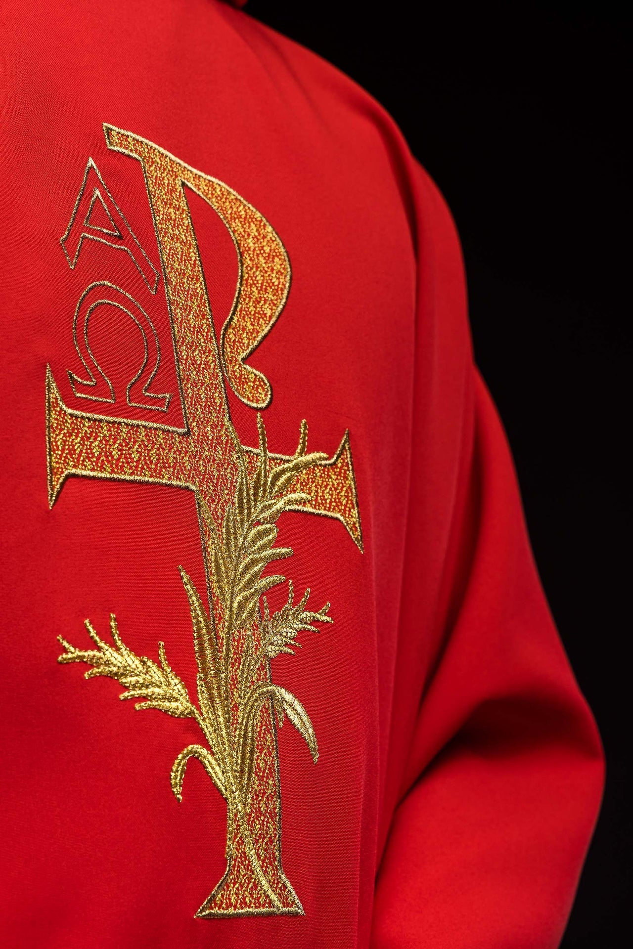 Ornat Liturgiczny Alfa i Omega z Szerokim Kołnierzem Czerwony - SZATYLITURGICZNE.PL