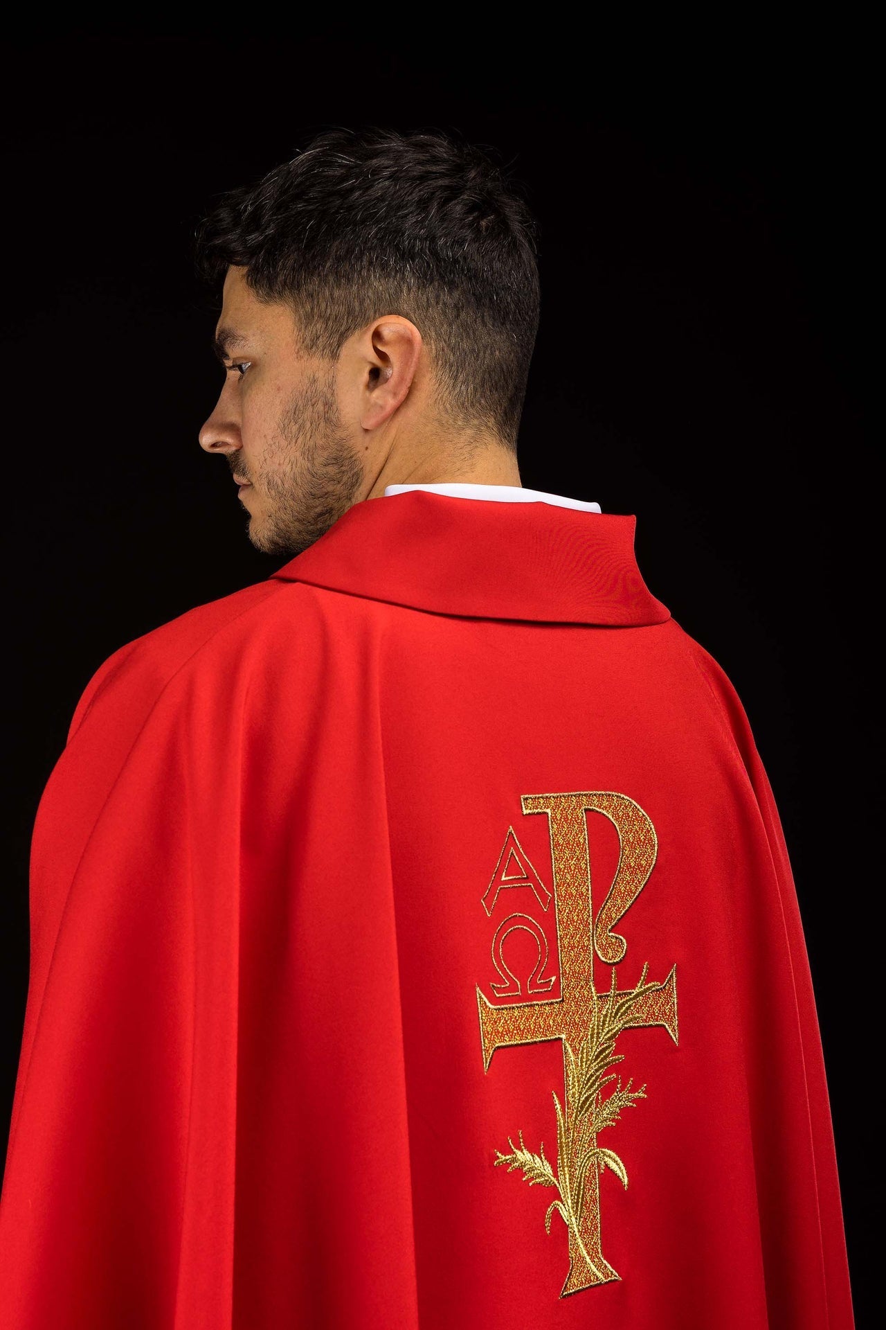 Ornat Liturgiczny Alfa i Omega z Szerokim Kołnierzem Czerwony - SZATYLITURGICZNE.PL