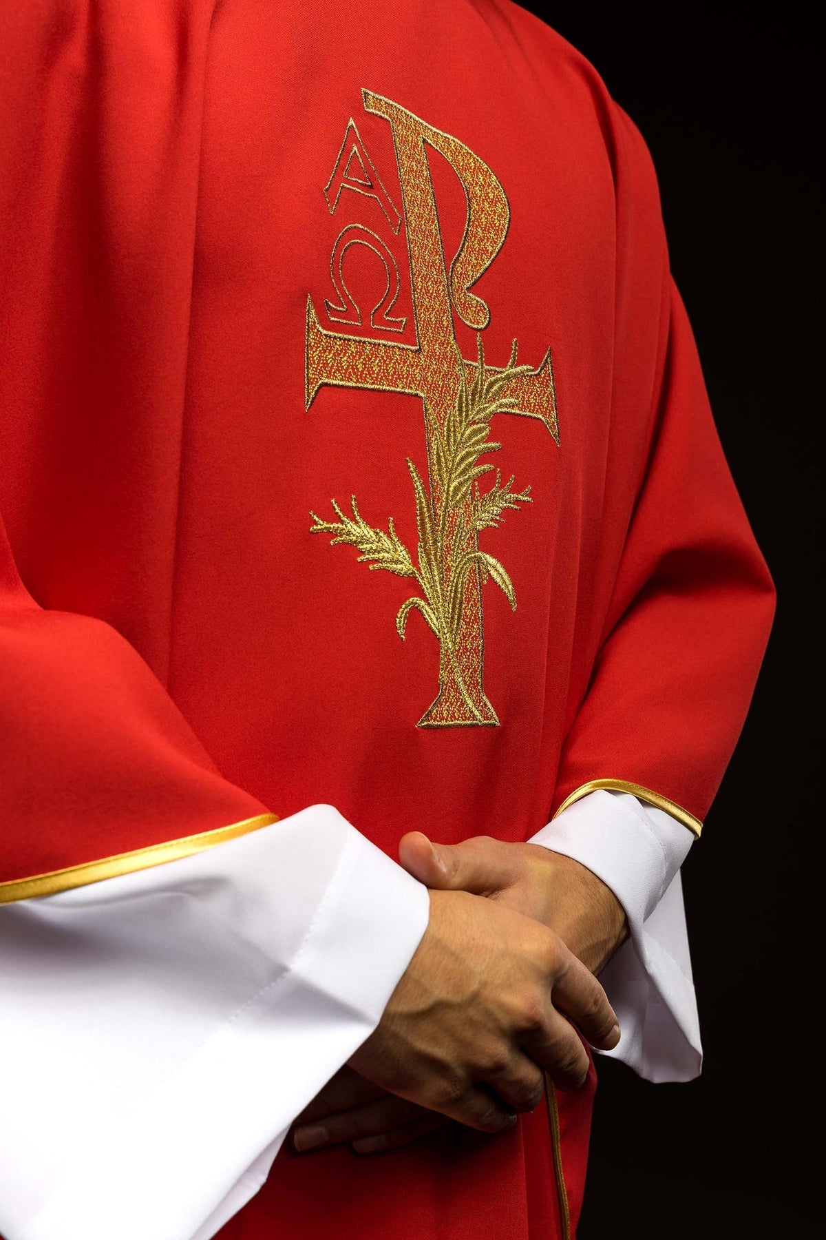 Ornat Liturgiczny Alfa i Omega z Szerokim Kołnierzem Czerwony - SZATYLITURGICZNE.PL