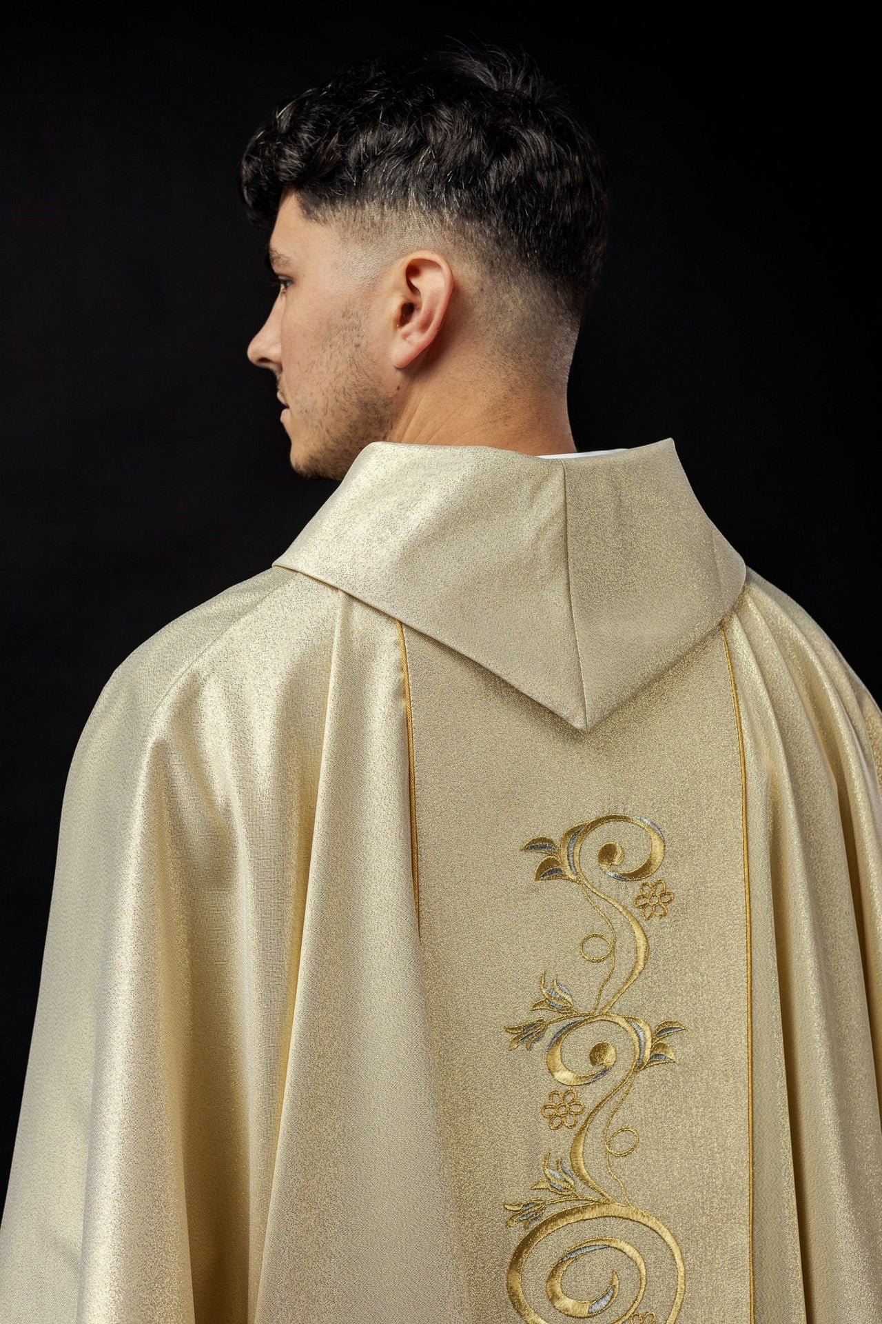 Ornat Liturgiczny Błyszczący ze Świętą Rodziną - Polski Haft - SZATYLITURGICZNE.PL