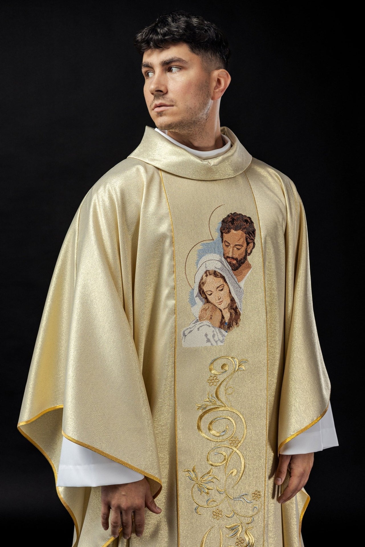 Ornat Liturgiczny Błyszczący ze Świętą Rodziną - Polski Haft - SZATYLITURGICZNE.PL