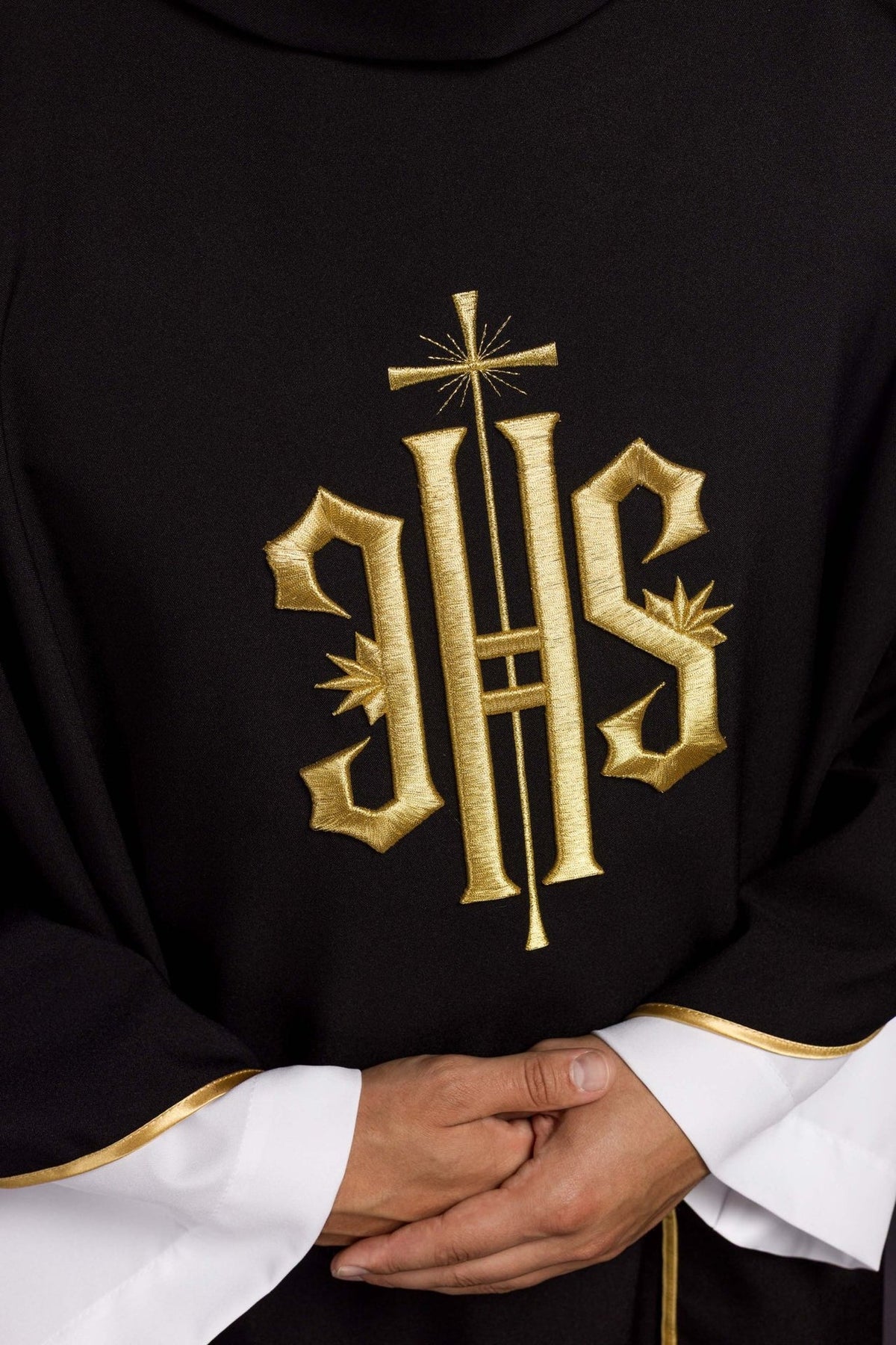Ornat Liturgiczny Czarny IHS Haft Złotem - Polski Producent - SZATYLITURGICZNE.PL
