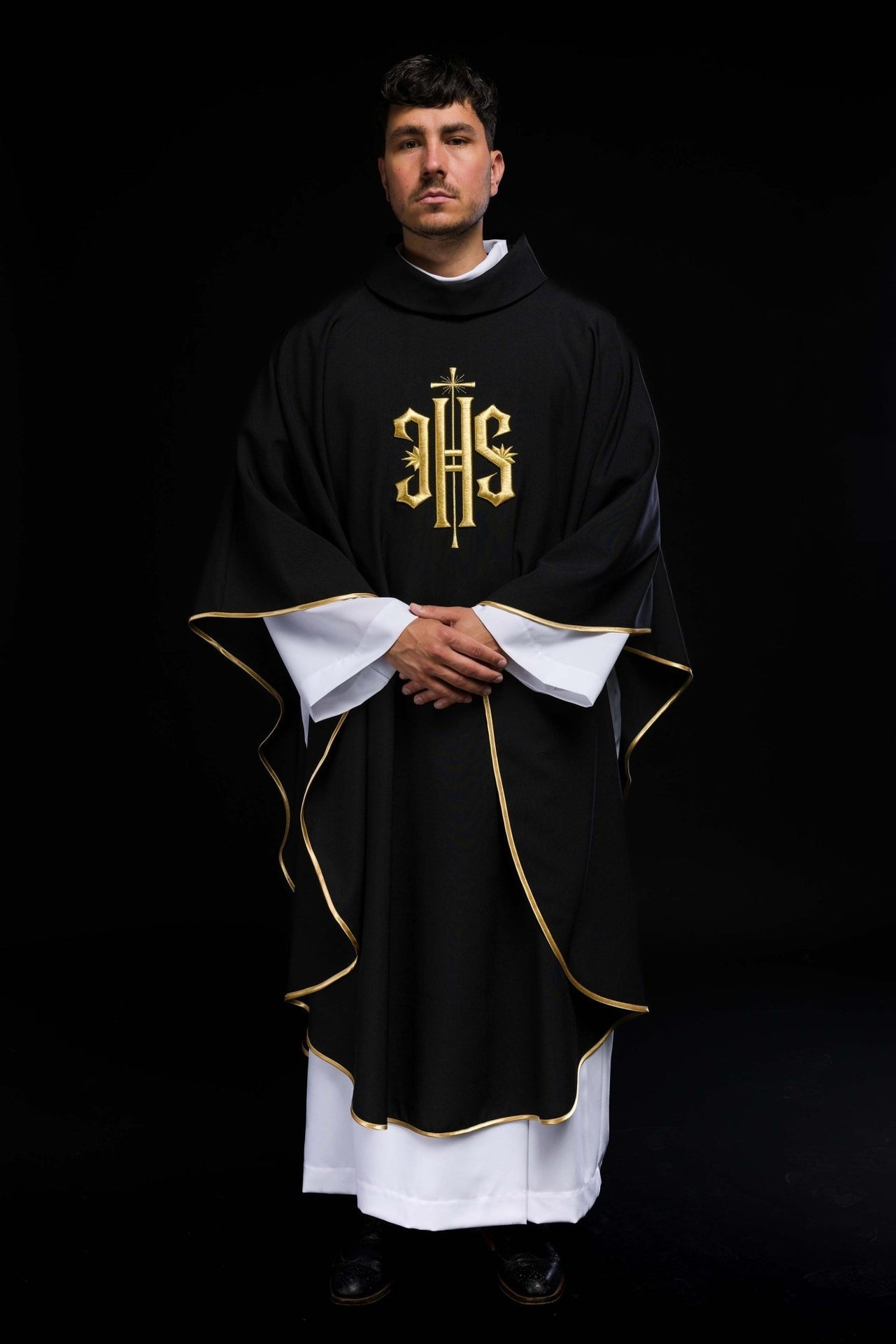 Ornat Liturgiczny Czarny IHS Haft Złotem - Polski Producent - SZATYLITURGICZNE.PL