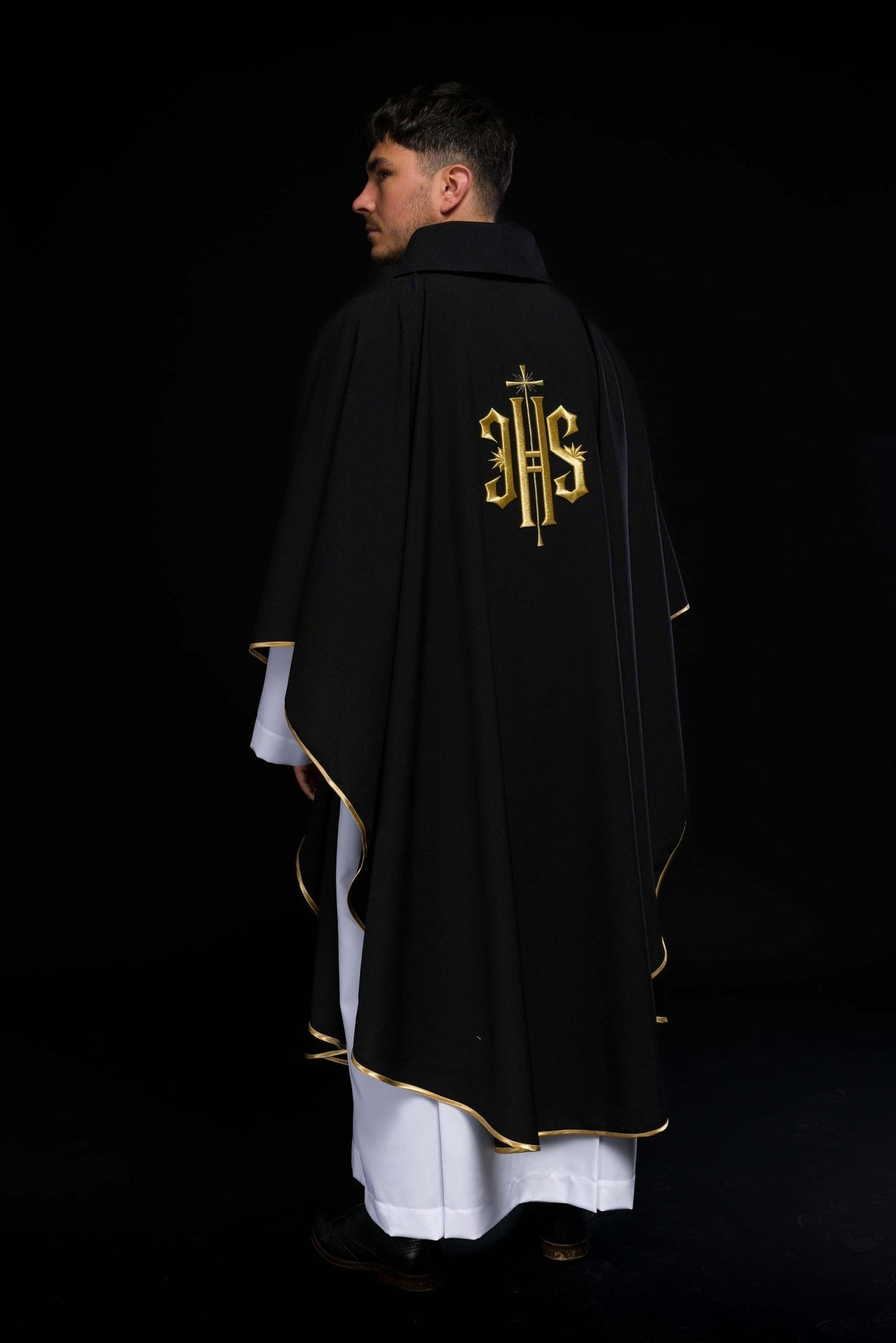 Ornat Liturgiczny Czarny IHS Haft Złotem - Polski Producent - SZATYLITURGICZNE.PL