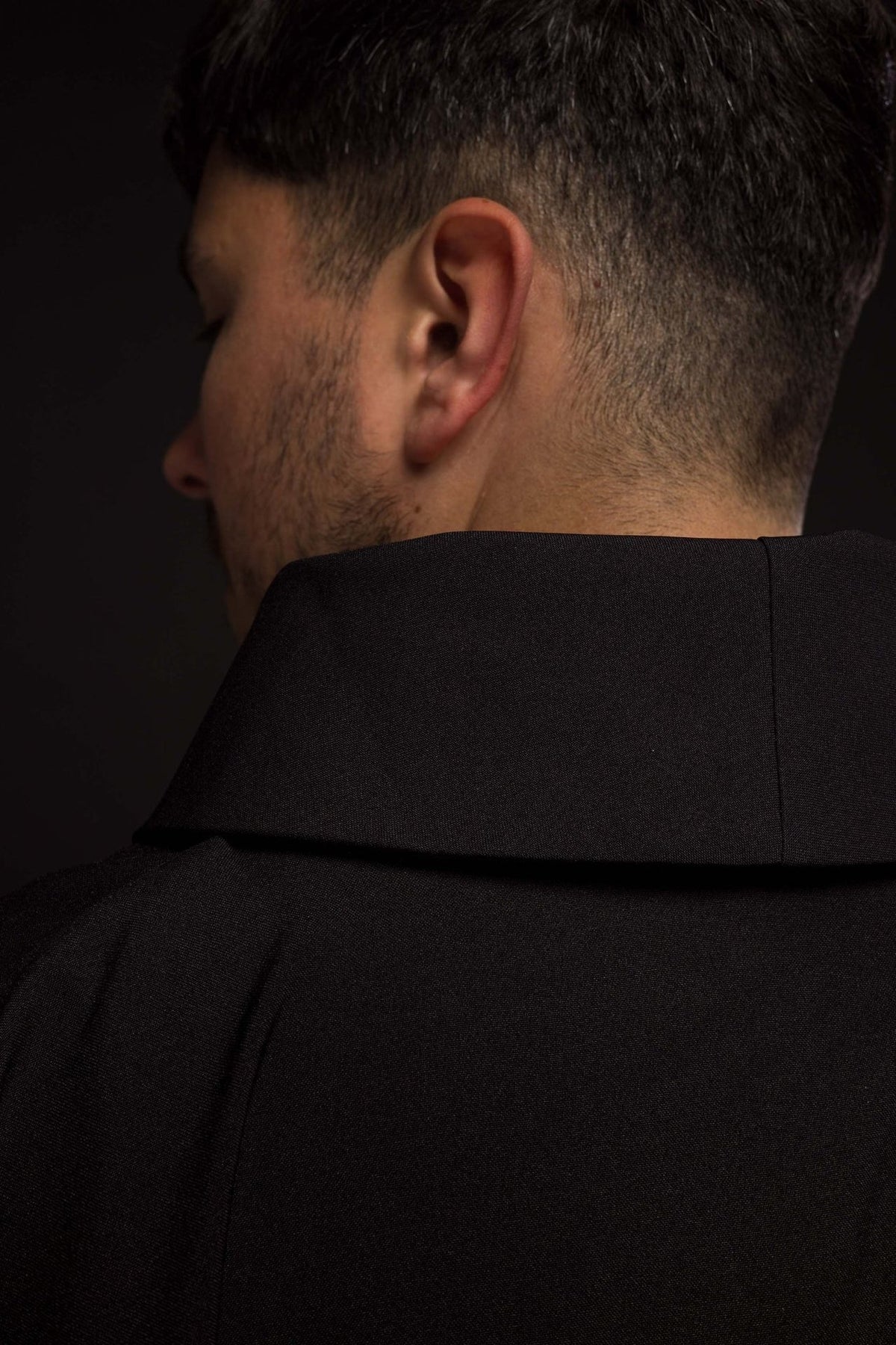Ornat Liturgiczny Czarny IHS Haft Złotem - Polski Producent - SZATYLITURGICZNE.PL
