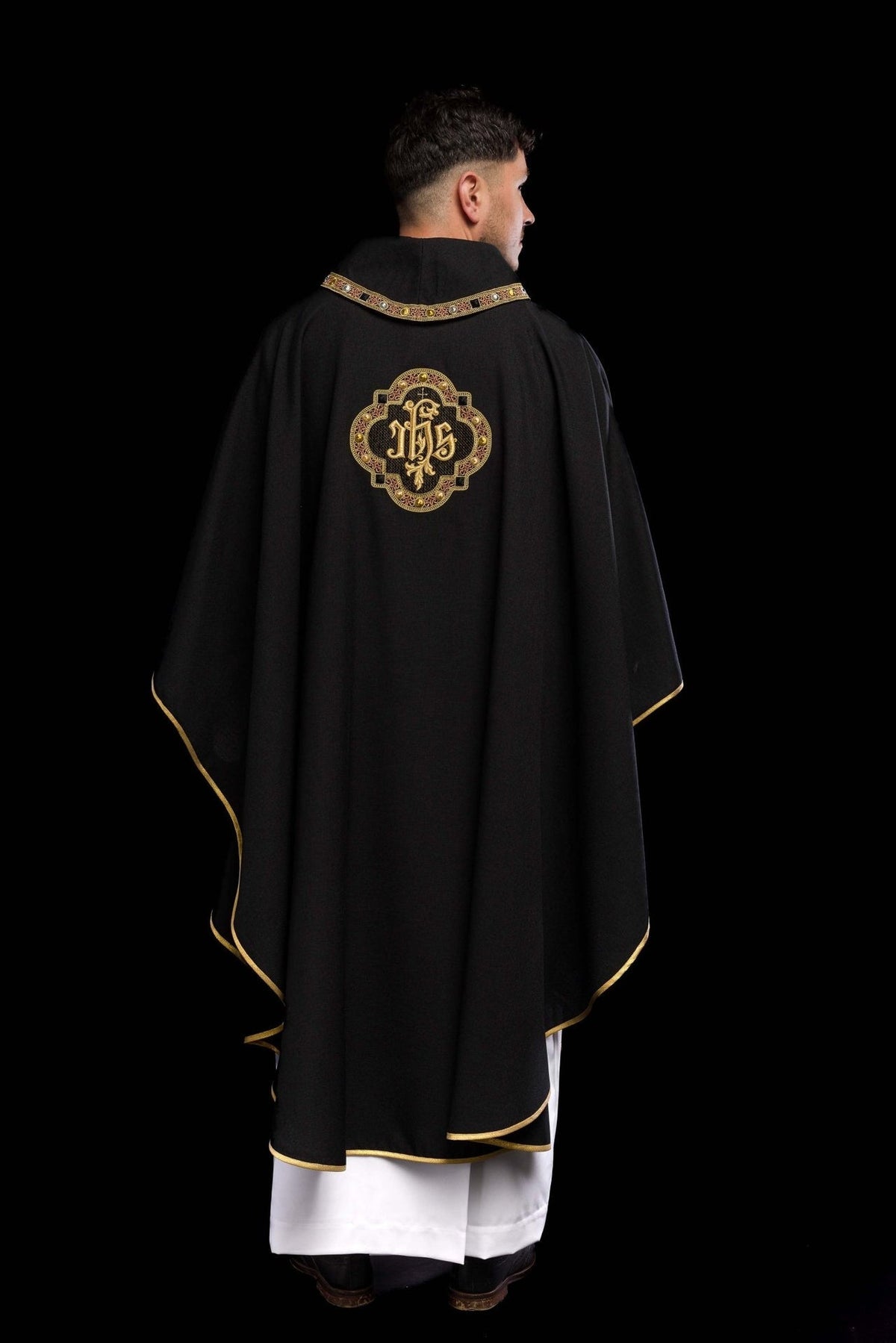 Ornat Liturgiczny Czarny IHS Haftowany - Elegancki Pas i Lamówka - SZATYLITURGICZNE.PL