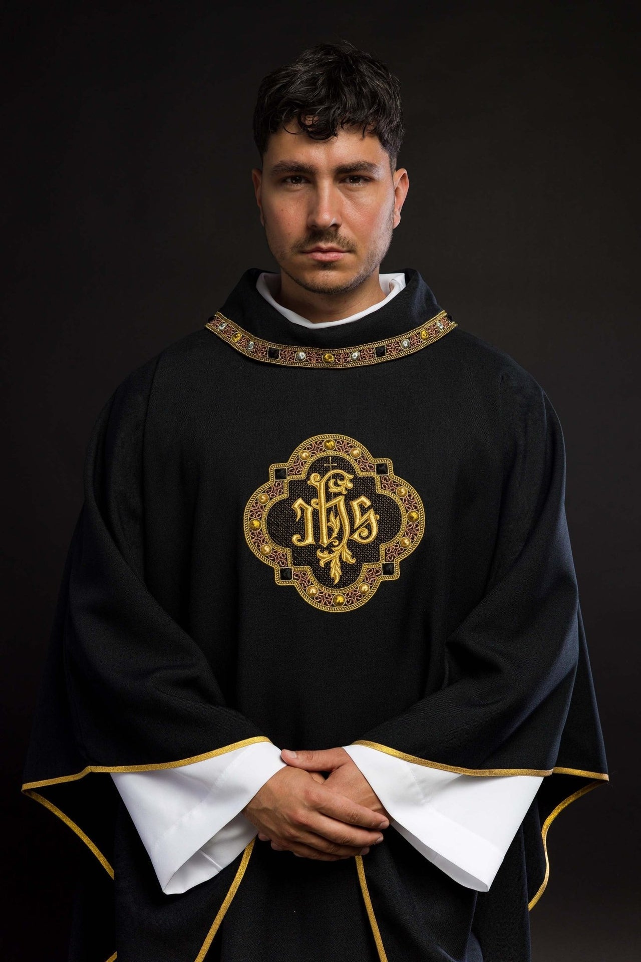 Ornat Liturgiczny Czarny IHS Haftowany - Elegancki Pas i Lamówka - SZATYLITURGICZNE.PL