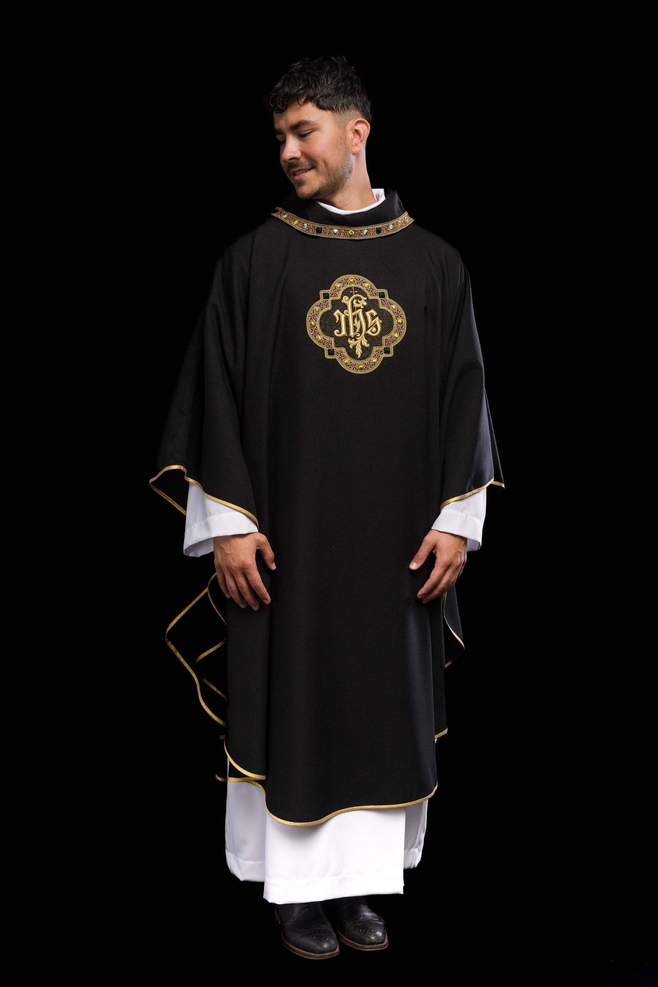 Ornat Liturgiczny Czarny IHS Haftowany - Elegancki Pas i Lamówka - SZATYLITURGICZNE.PL