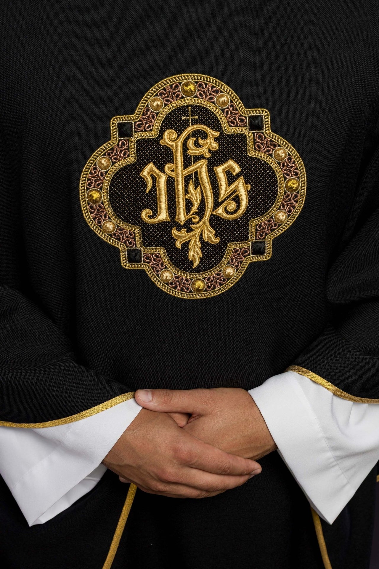 Ornat Liturgiczny Czarny IHS Haftowany - Elegancki Pas i Lamówka - SZATYLITURGICZNE.PL