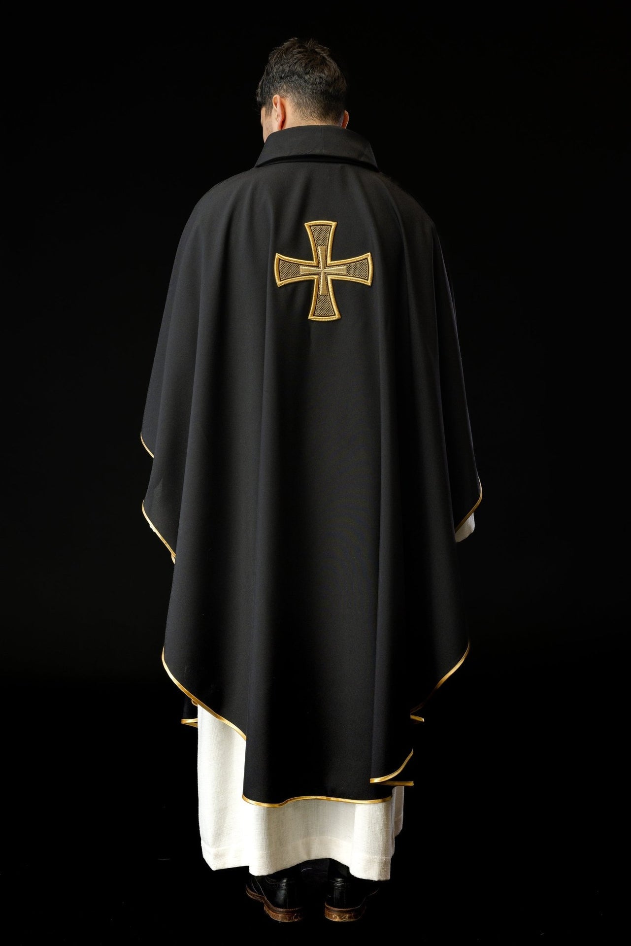 Ornat Liturgiczny Czarny IHS Haftowany Złotą Nicią - SZATYLITURGICZNE.PL