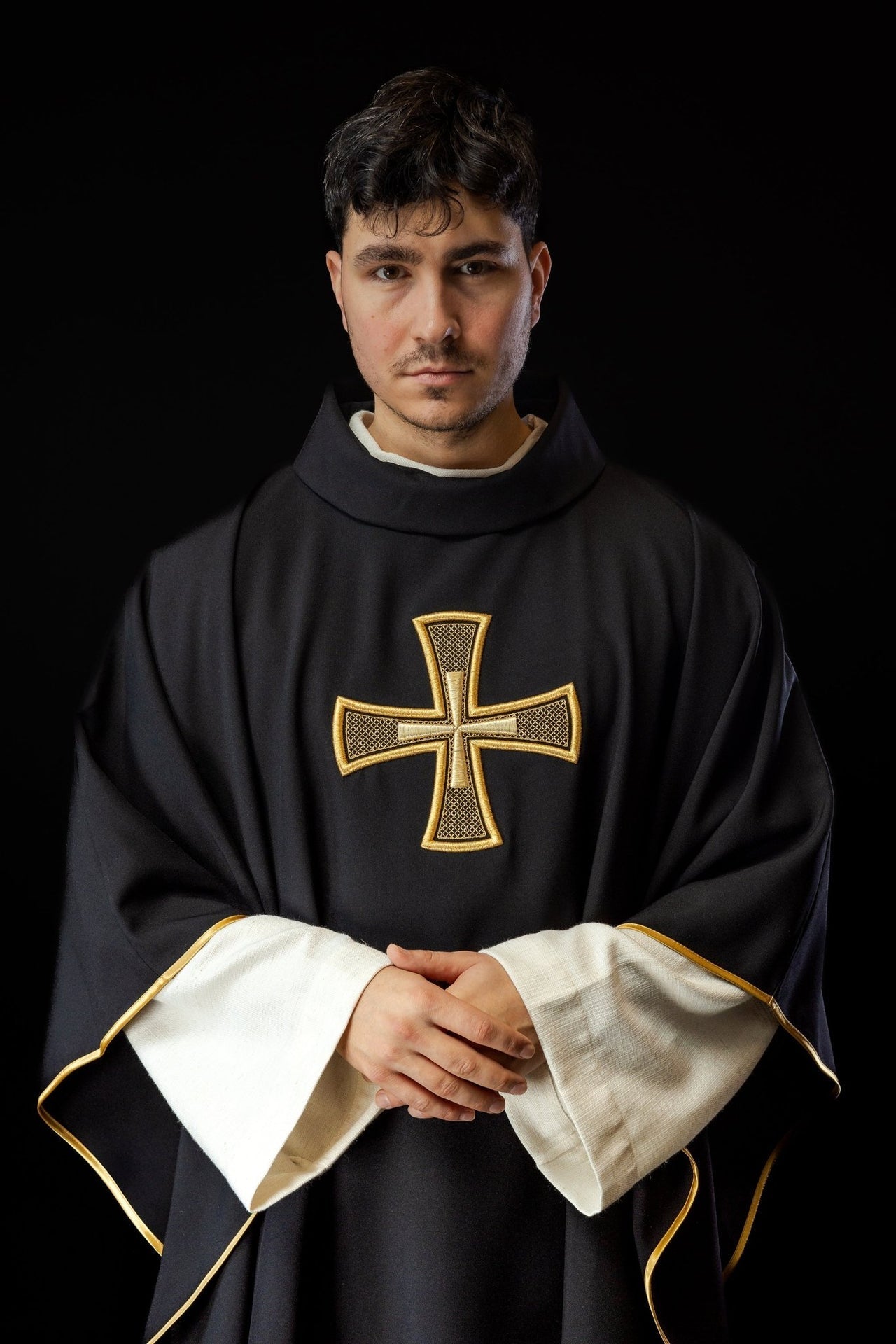 Ornat Liturgiczny Czarny IHS Haftowany Złotą Nicią - SZATYLITURGICZNE.PL