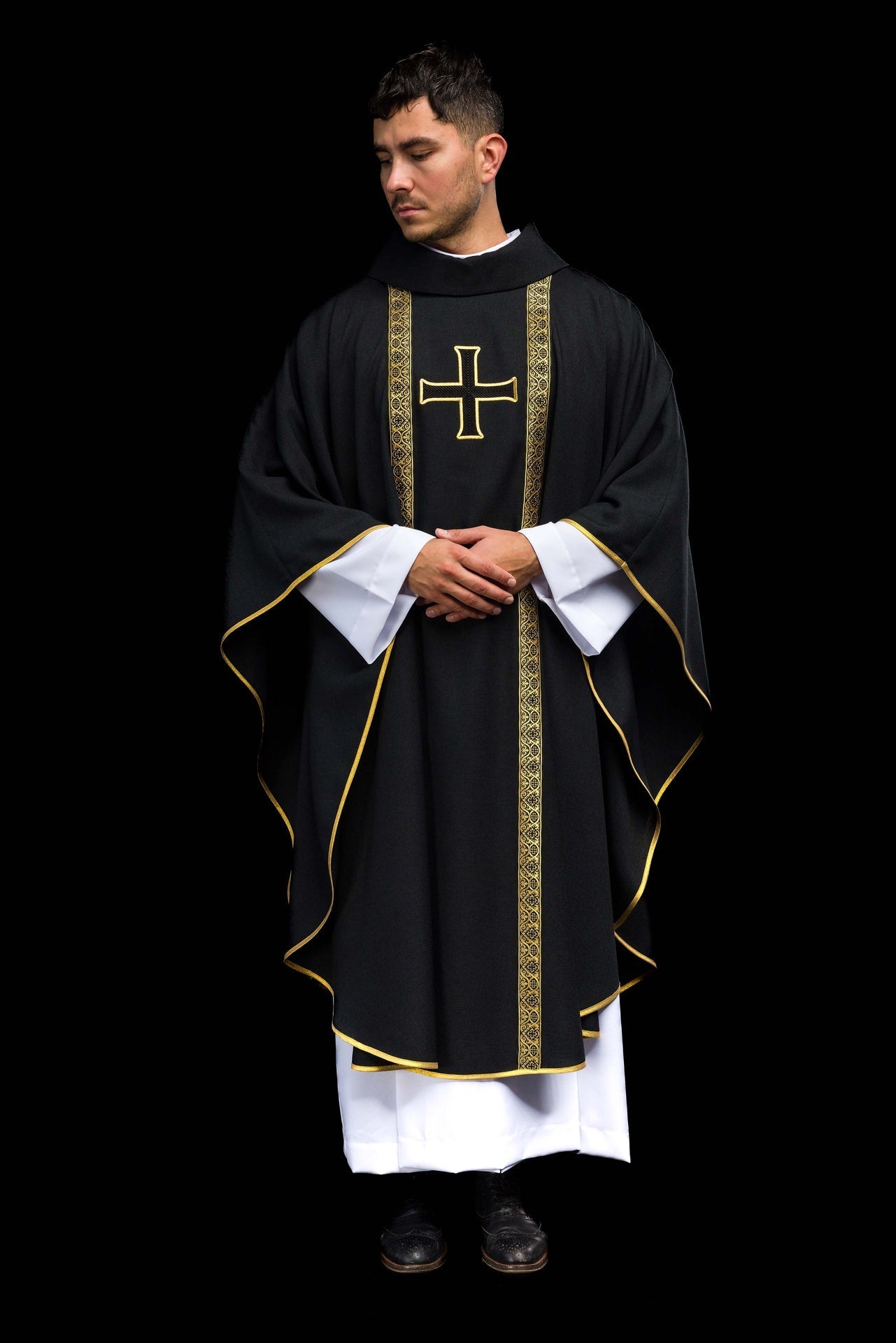 Ornat liturgiczny czarny z haftowanym krzyżem i taśmami żakardowymi - SZATYLITURGICZNE.PL