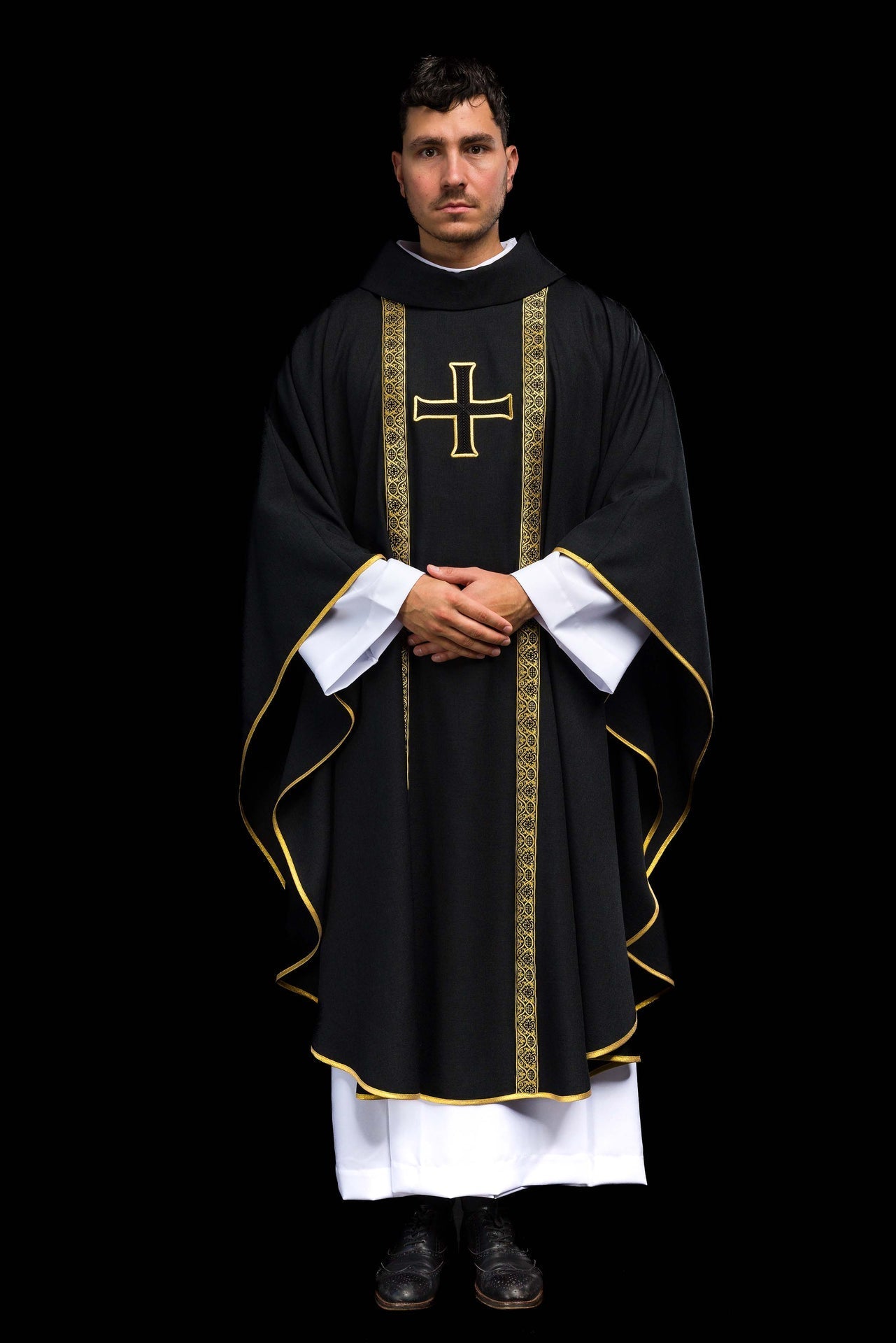 Ornat liturgiczny czarny z haftowanym krzyżem i taśmami żakardowymi - SZATYLITURGICZNE.PL