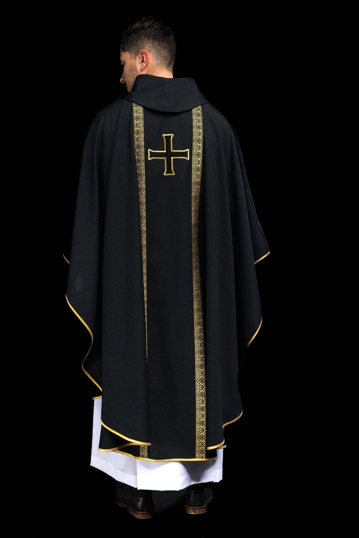 Ornat liturgiczny czarny z haftowanym krzyżem i taśmami żakardowymi - SZATYLITURGICZNE.PL