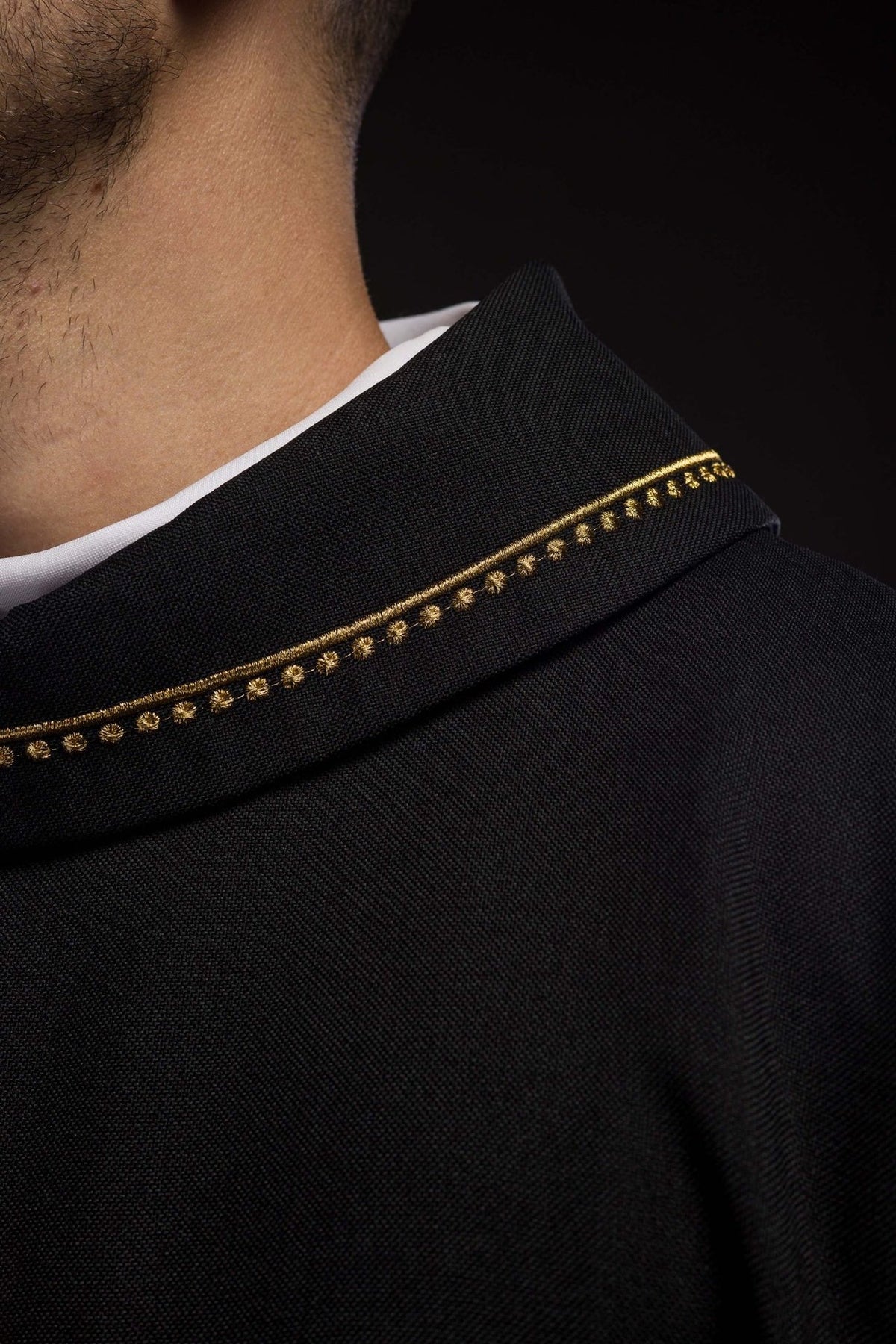 Ornat Liturgiczny Czarny z Haftowanym Krzyżem i Złotą Lamówką - SZATYLITURGICZNE.PL